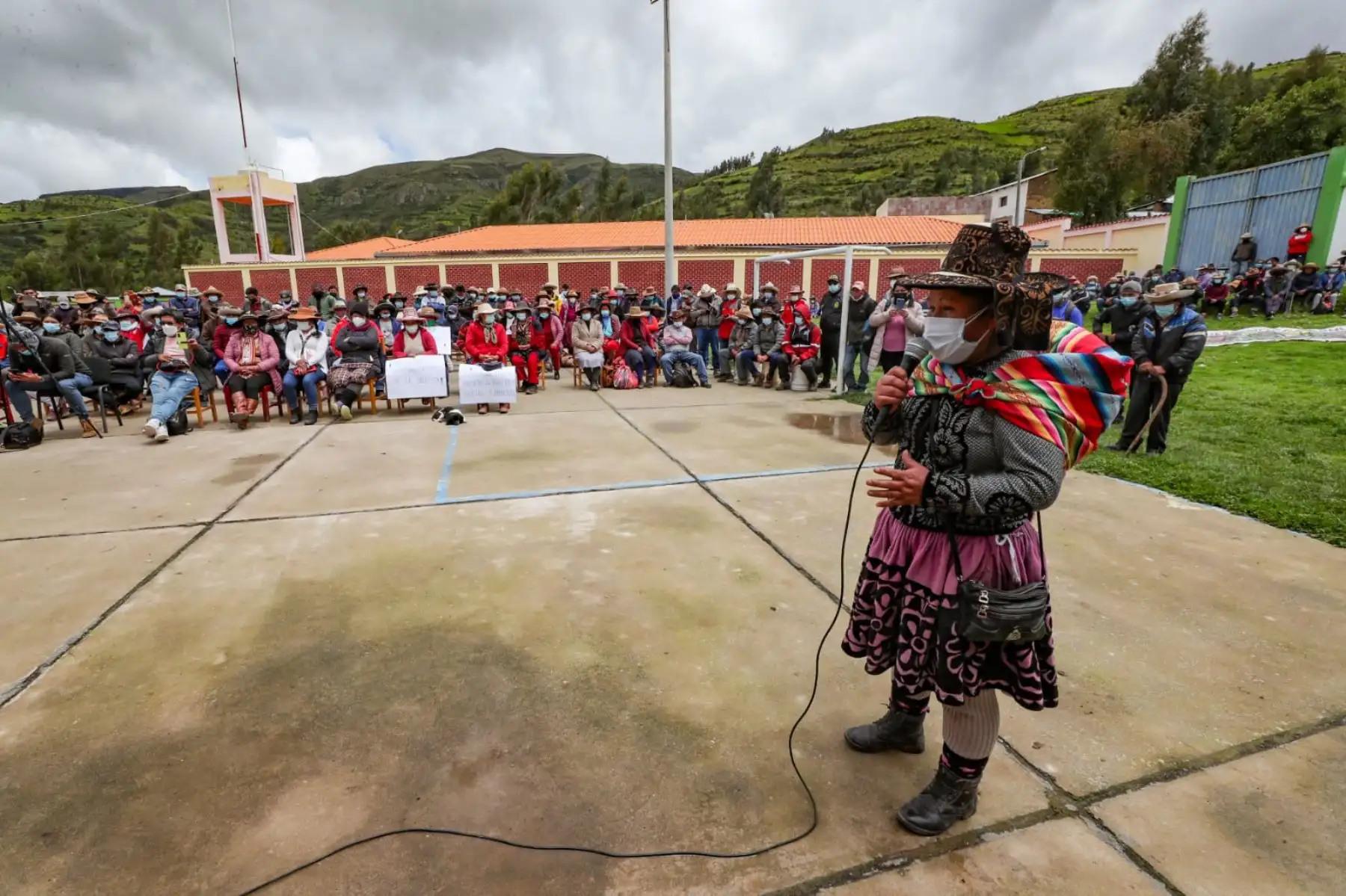 El presidente del Consejo de Ministros, Aníbal Torres, se encuentra en el distrito cusqueño de Ccapacmarca dialogando sobre demandas en el corredor minero. El premier lidera la comisión del Ejecutivo y encabeza la reunión con la comunidad campesina, la empresa Las Bambas y congresistas, en la I.E. Señor de Huanca. Foto: PCM