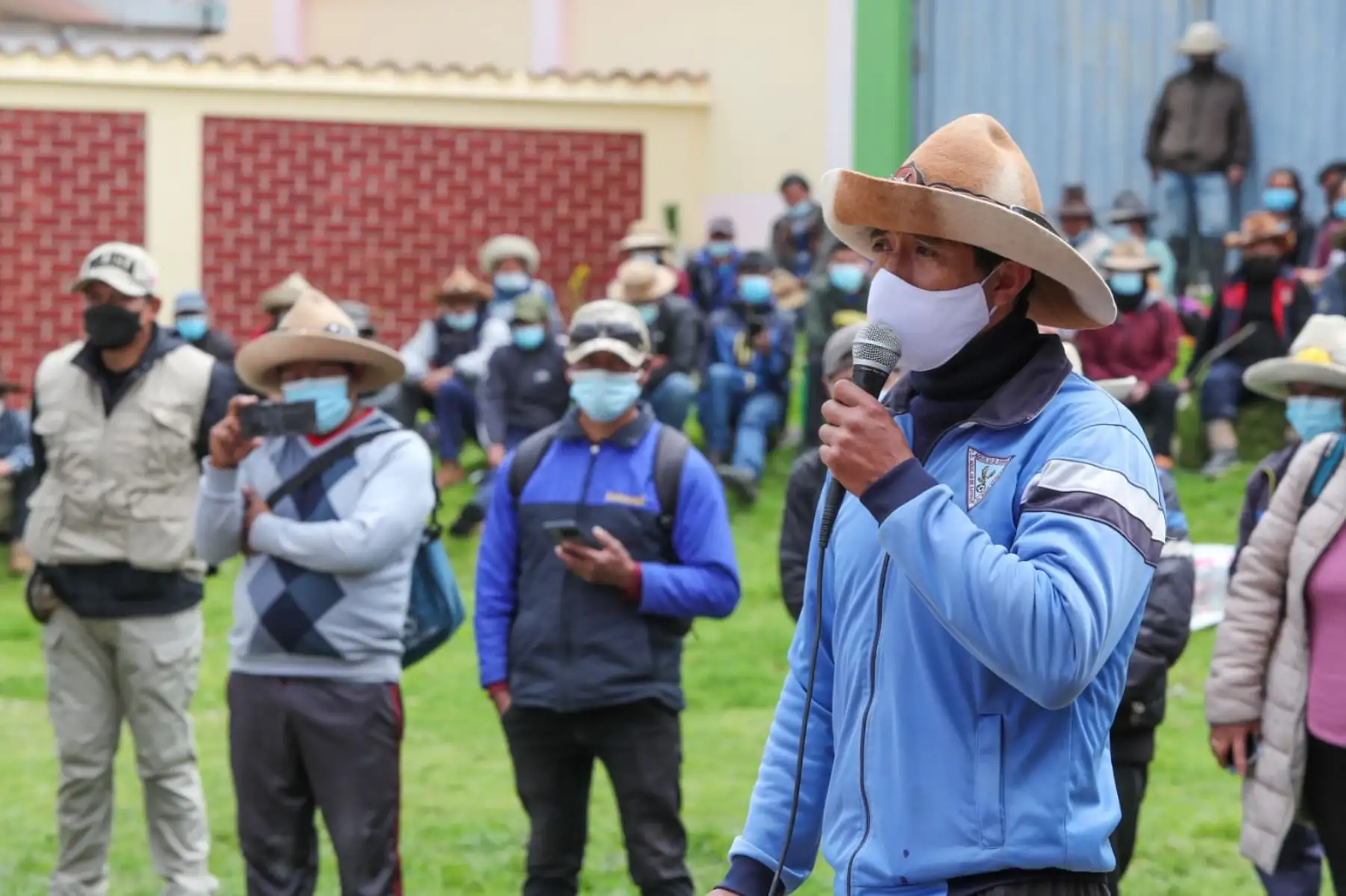 El presidente del Consejo de Ministros, Aníbal Torres, se encuentra en el distrito cusqueño de Ccapacmarca dialogando sobre demandas en el corredor minero. El premier lidera la comisión del Ejecutivo y encabeza la reunión con la comunidad campesina, la empresa Las Bambas y congresistas, en la I.E. Señor de Huanca. Foto: PCM