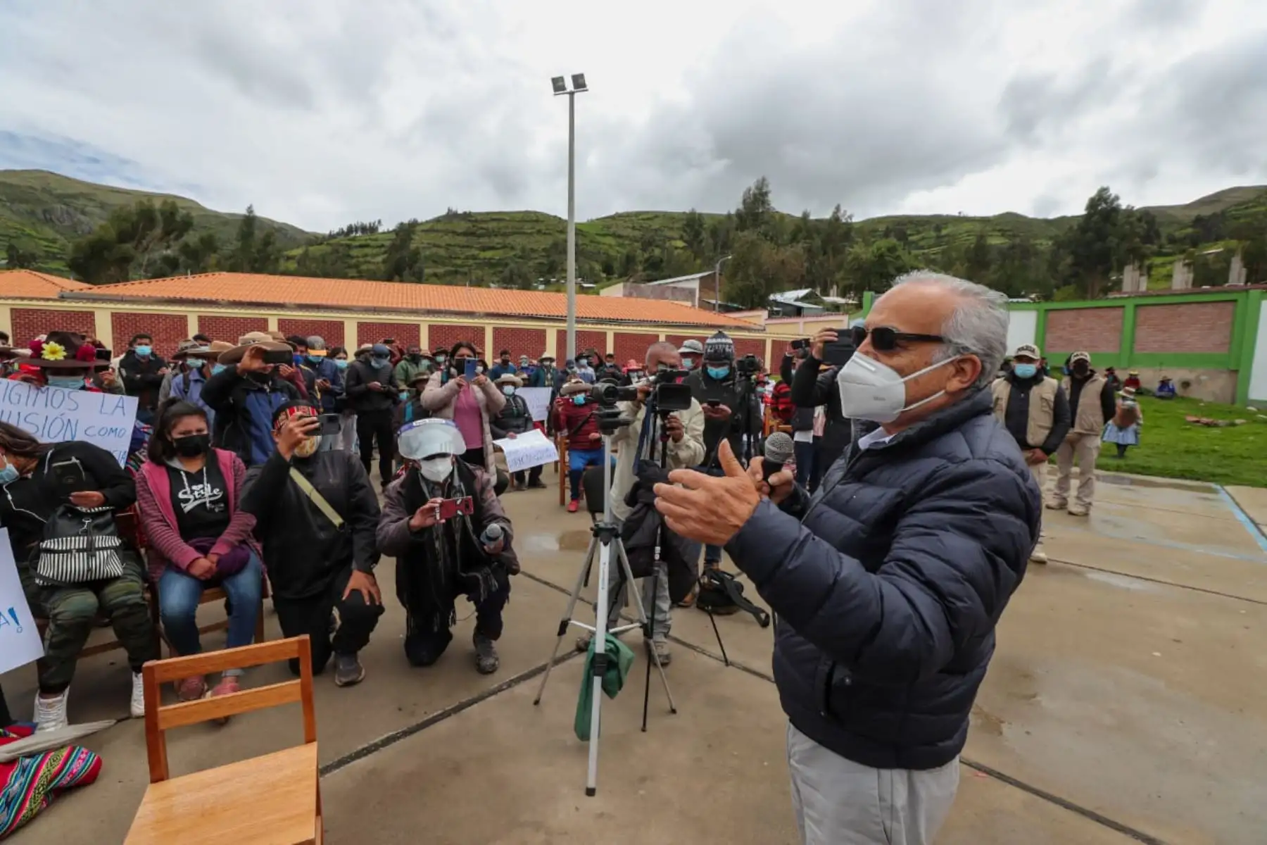 El presidente del Consejo de Ministros, Aníbal Torres, se encuentra en el distrito cusqueño de Ccapacmarca dialogando sobre demandas en el corredor minero. El premier lidera la comisión del Ejecutivo y encabeza la reunión con la comunidad campesina, la empresa Las Bambas y congresistas, en la I.E. Señor de Huanca. Foto: PCM