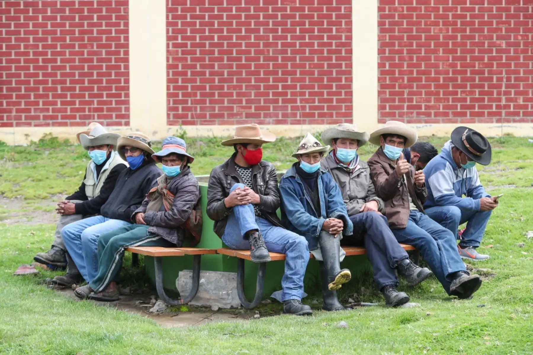El presidente del Consejo de Ministros, Aníbal Torres, se encuentra en el distrito cusqueño de Ccapacmarca dialogando sobre demandas en el corredor minero. El premier lidera la comisión del Ejecutivo y encabeza la reunión con la comunidad campesina, la empresa Las Bambas y congresistas, en la I.E. Señor de Huanca. Foto: PCM