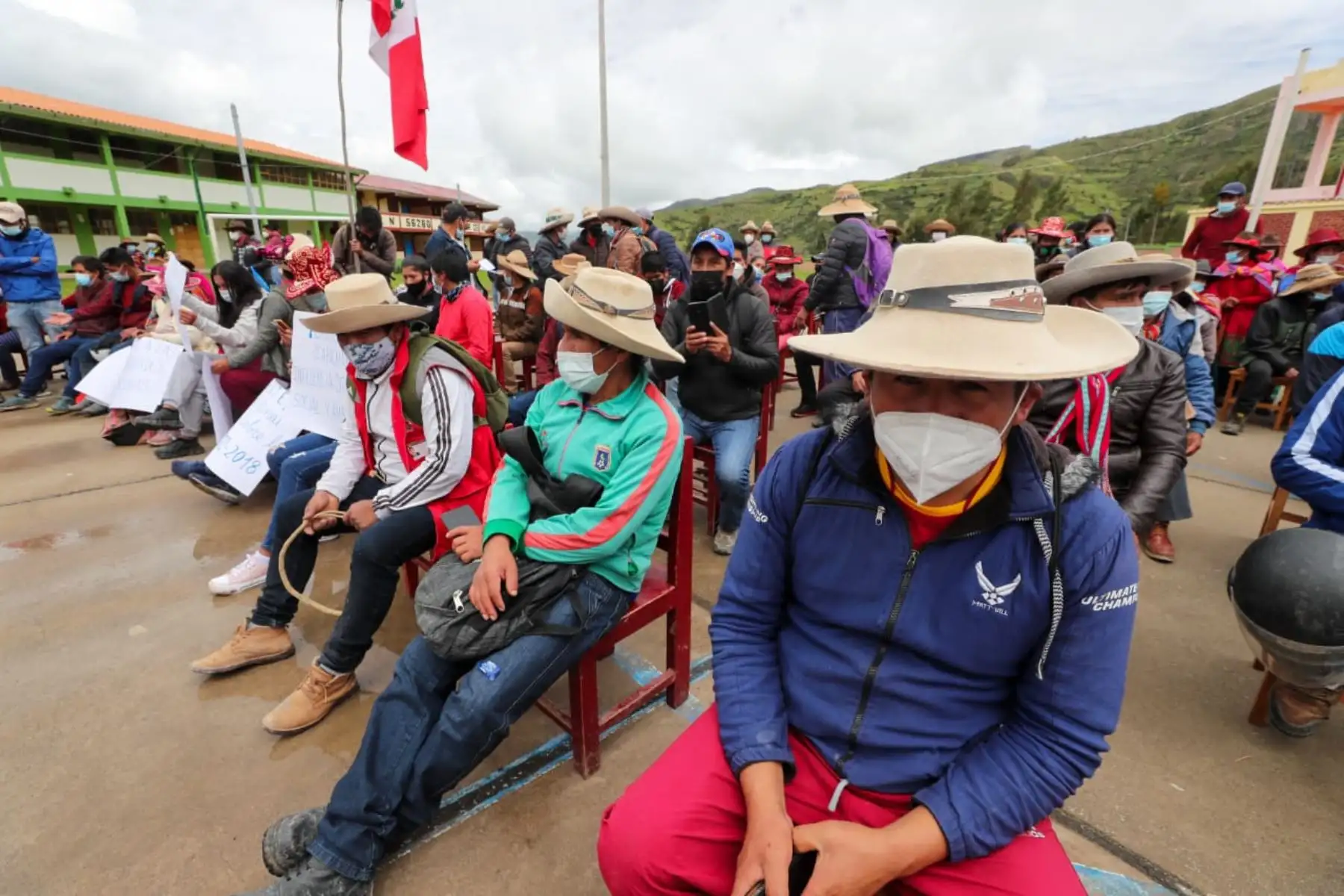 El presidente del Consejo de Ministros, Aníbal Torres, se encuentra en el distrito cusqueño de Ccapacmarca dialogando sobre demandas en el corredor minero. El premier lidera la comisión del Ejecutivo y encabeza la reunión con la comunidad campesina, la empresa Las Bambas y congresistas, en la I.E. Señor de Huanca. Foto: PCM