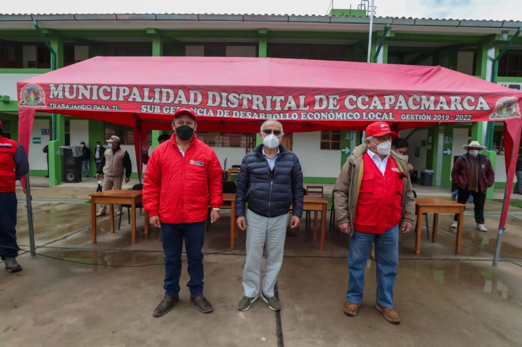El presidente del Consejo de Ministros, Aníbal Torres, se encuentra en el distrito cusqueño de Ccapacmarca dialogando sobre demandas en el corredor minero. El premier lidera la comisión del Ejecutivo y encabeza la reunión con la comunidad campesina, la empresa Las Bambas y congresistas, en la I.E. Señor de Huanca. Foto: PCM