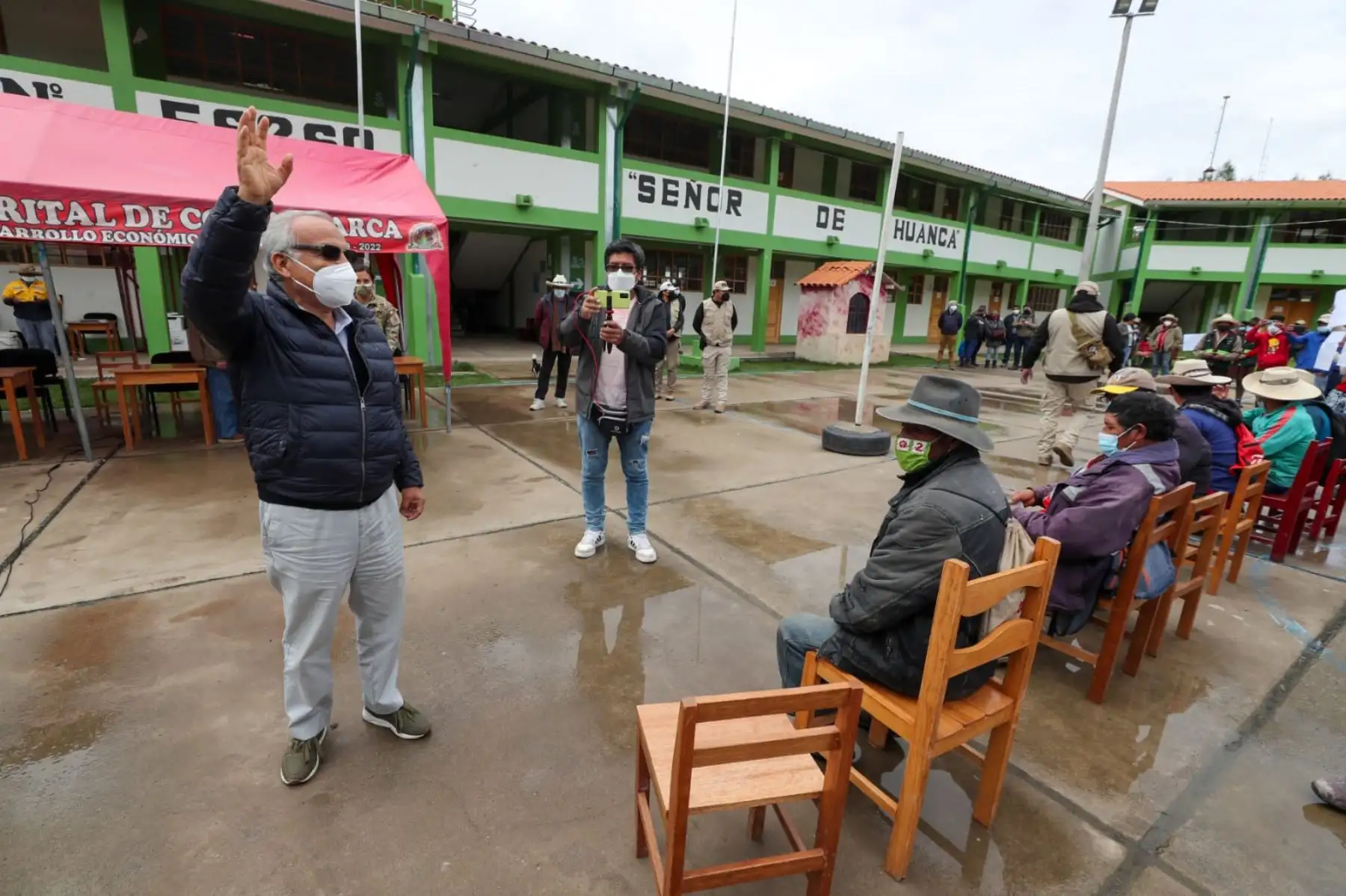 El presidente del Consejo de Ministros, Aníbal Torres, se encuentra en el distrito cusqueño de Ccapacmarca dialogando sobre demandas en el corredor minero. El premier lidera la comisión del Ejecutivo y encabeza la reunión con la comunidad campesina, la empresa Las Bambas y congresistas, en la I.E. Señor de Huanca. Foto: PCM