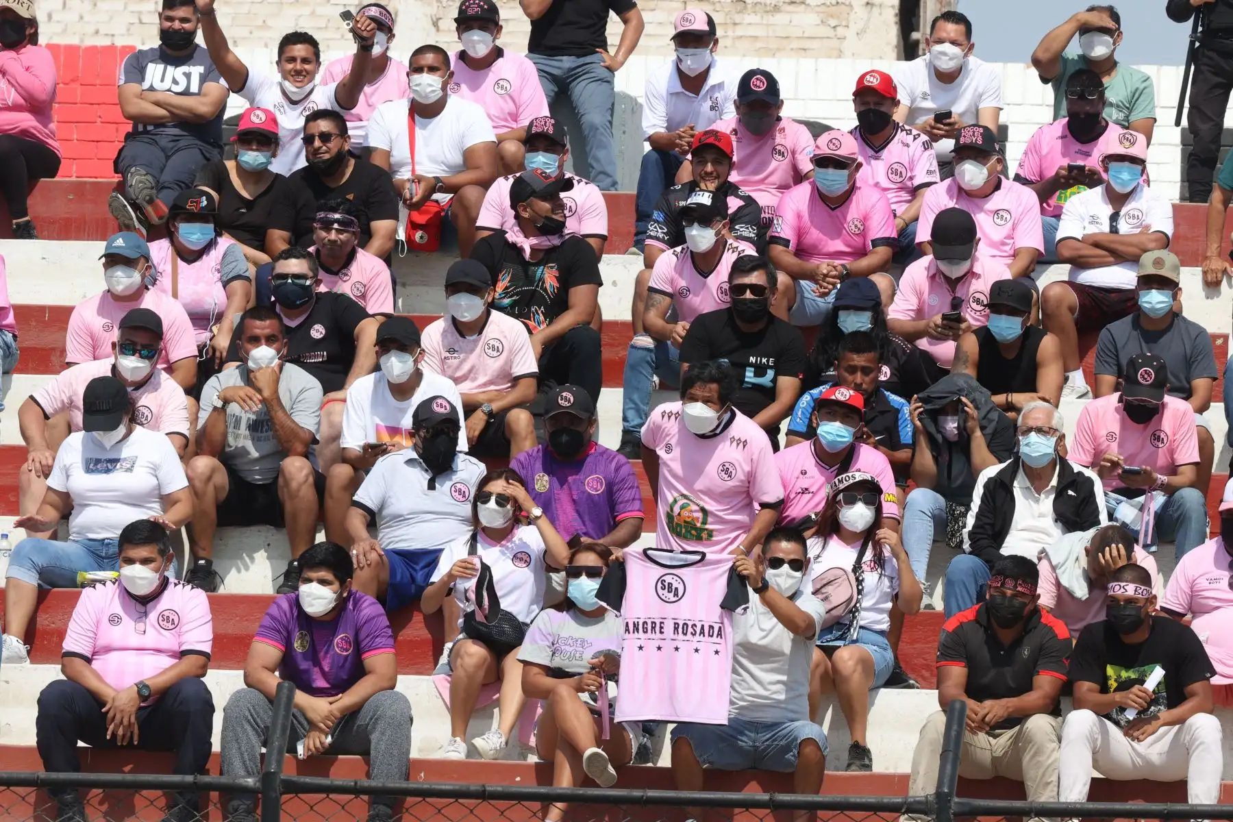 Hinchas de Sport Boys se preparan para alentar a su equipo, previo al partido entre Alianza Lima vs Sport Boys, por la segunda fecha de la Liga 1 en el Miguel Grau del Callao. 
Foto: ANDINA/Vidal Tarqui