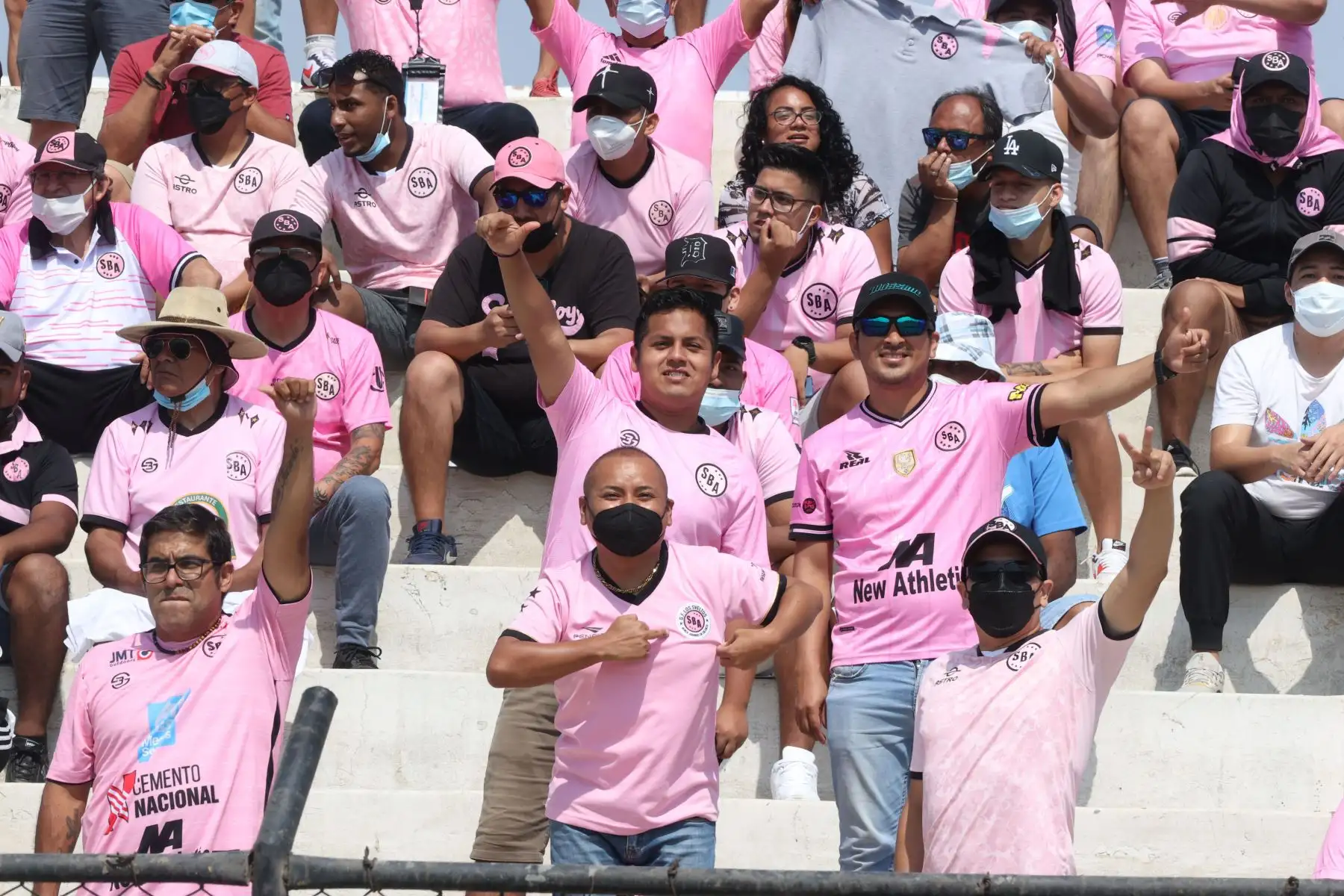 Hinchas de Sport Boys se preparan para alentar a su equipo, previo al partido entre Alianza Lima vs Sport Boys, por la segunda fecha de la Liga 1 en el Miguel Grau del Callao. 
Foto: ANDINA/Vidal Tarqui
