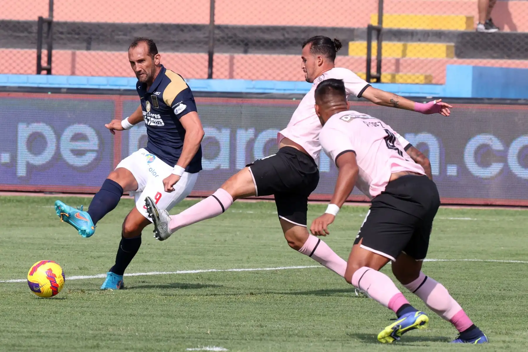 El jugador de Alianza Lima, Hernán Barcos disputa el balón con el jugador de Sport Boys, por la segunda fecha de la Liga 1 en el Miguel Grau del Callao. Foto: Liga 1
Foto: ANDINA/Vidal Tarqui