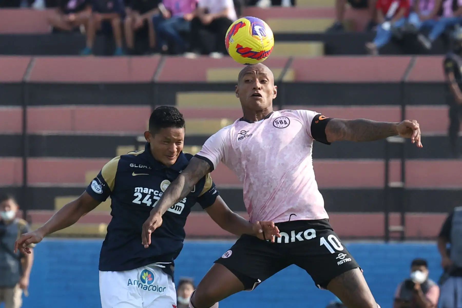 El jugador de Sport Boys, Heiner Jesús Chávez disputa el balón con el jugador de Alianza Lima, por la segunda fecha de la Liga 1 en el Miguel Grau del Callao. Foto: Liga 1
Foto: ANDINA/Vidal Tarqui