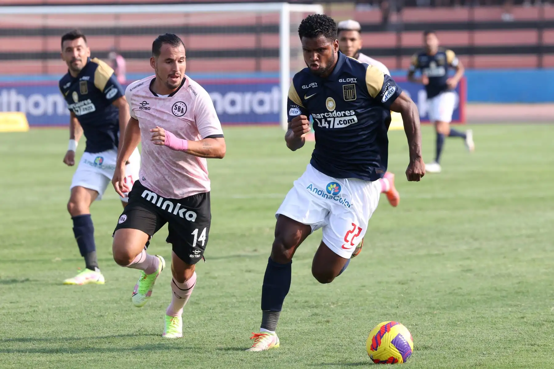 El jugador de Alianza Lima, Aldair Rodríguez disputa el balón con el jugador de Sport Boys, por la segunda fecha de la Liga 1 en el Miguel Grau del Callao. Foto: Liga 1
Foto: ANDINA/Vidal Tarqui