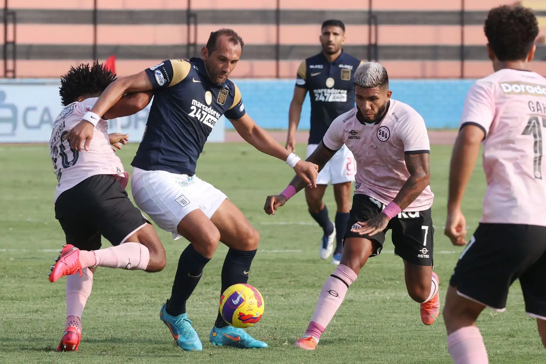 El jugador de Alianza Lima, Hernán Barcos disputa el balón con el jugador de Sport Boys, por la segunda fecha de la Liga 1 en el Miguel Grau del Callao. Foto: Liga 1
Foto: ANDINA/Vidal Tarqui