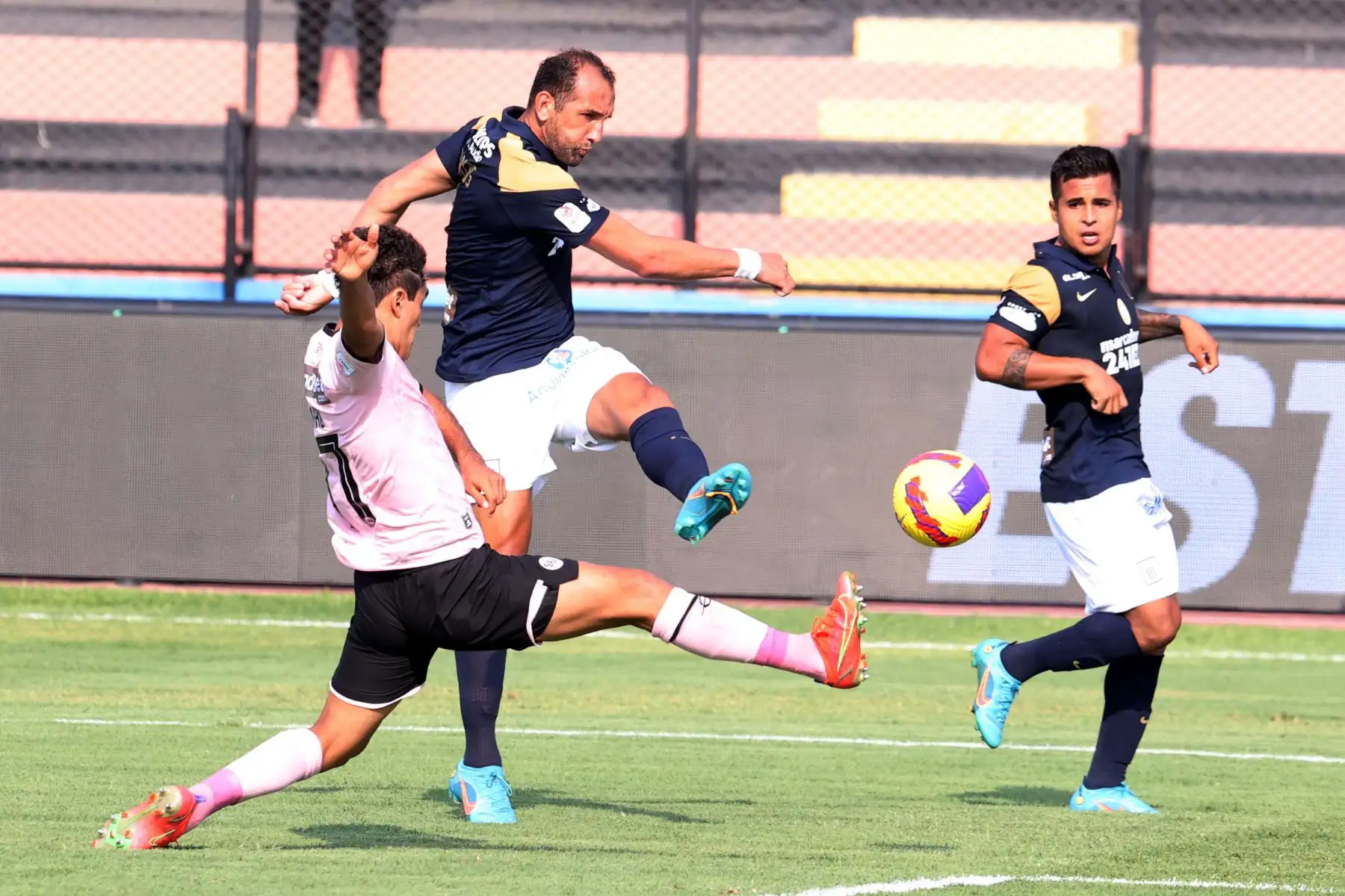 El jugador de Alianza Lima, Hernán Barcos disputa el balón con el jugador de Sport Boys, por la segunda fecha de la Liga 1 en el Miguel Grau del Callao. Foto: Liga 1
Foto: ANDINA/Vidal Tarqui