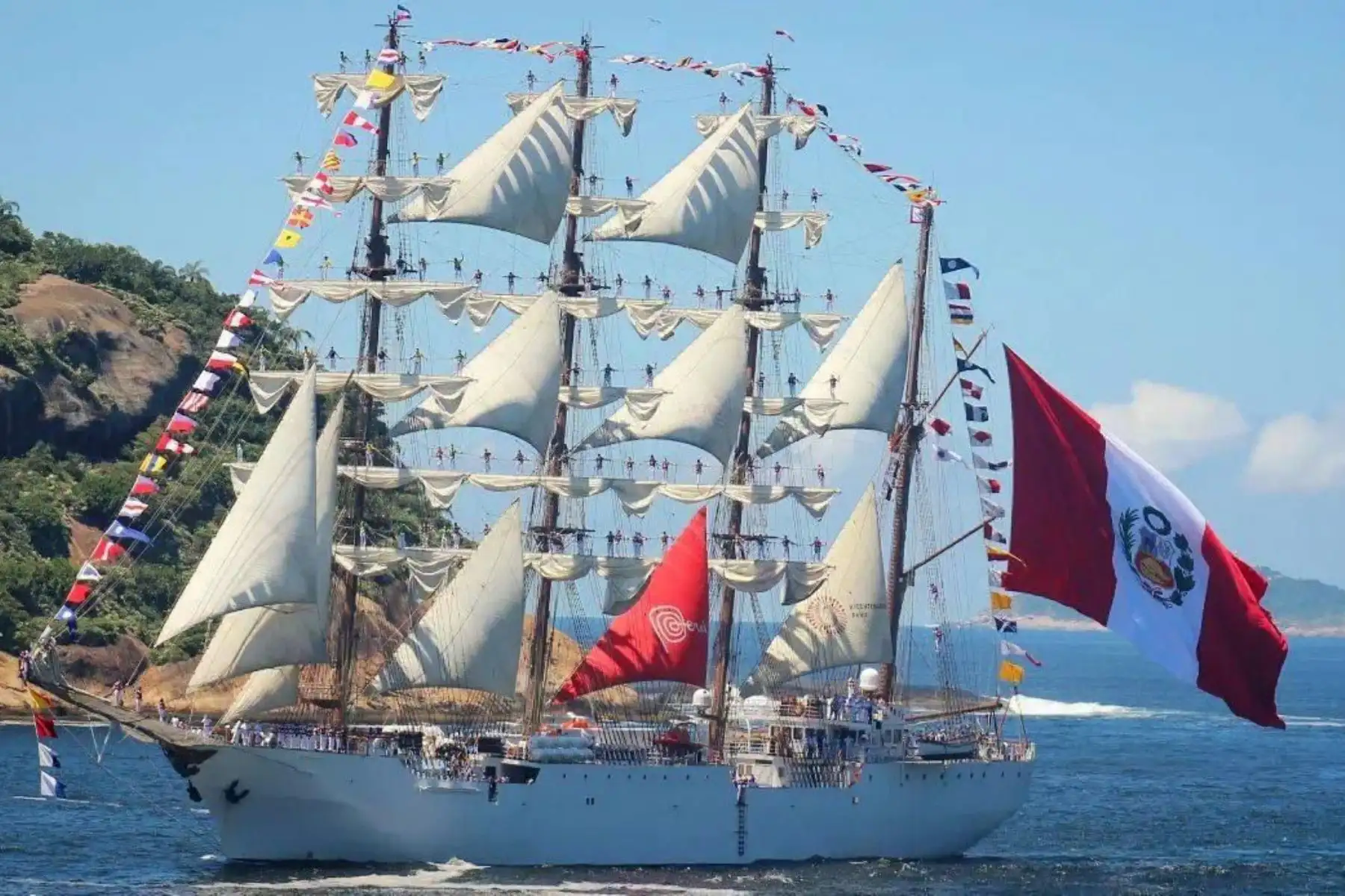 El trayecto completo de estas embarcaciones incluye 13 puertos en 11 países. 
El día de ayer, el BAP Unión se lució desfilando por las playas más emblemáticas de la ciudad, como Ipanema, Copacabana y Flamengo, causando sensación entre los bañistas que abarrotaron las playas, particularmente en un domingo soleado como fue el caso. Foto: Marina de Guerra del Perú