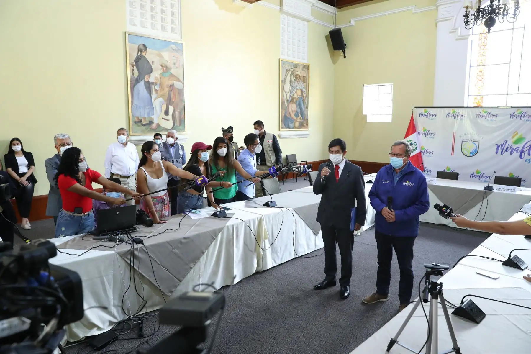 Ministro del Interior, Alfonso Chavarry, sostuvo reunión con el alcalde de Miraflores, Luis Molina donde tocaron temas de seguridad ciudadana y el proyecto de ley que prohíbe la circulación de moto lineal con acompañante. Foto: ANDINA/ Carla Patiño