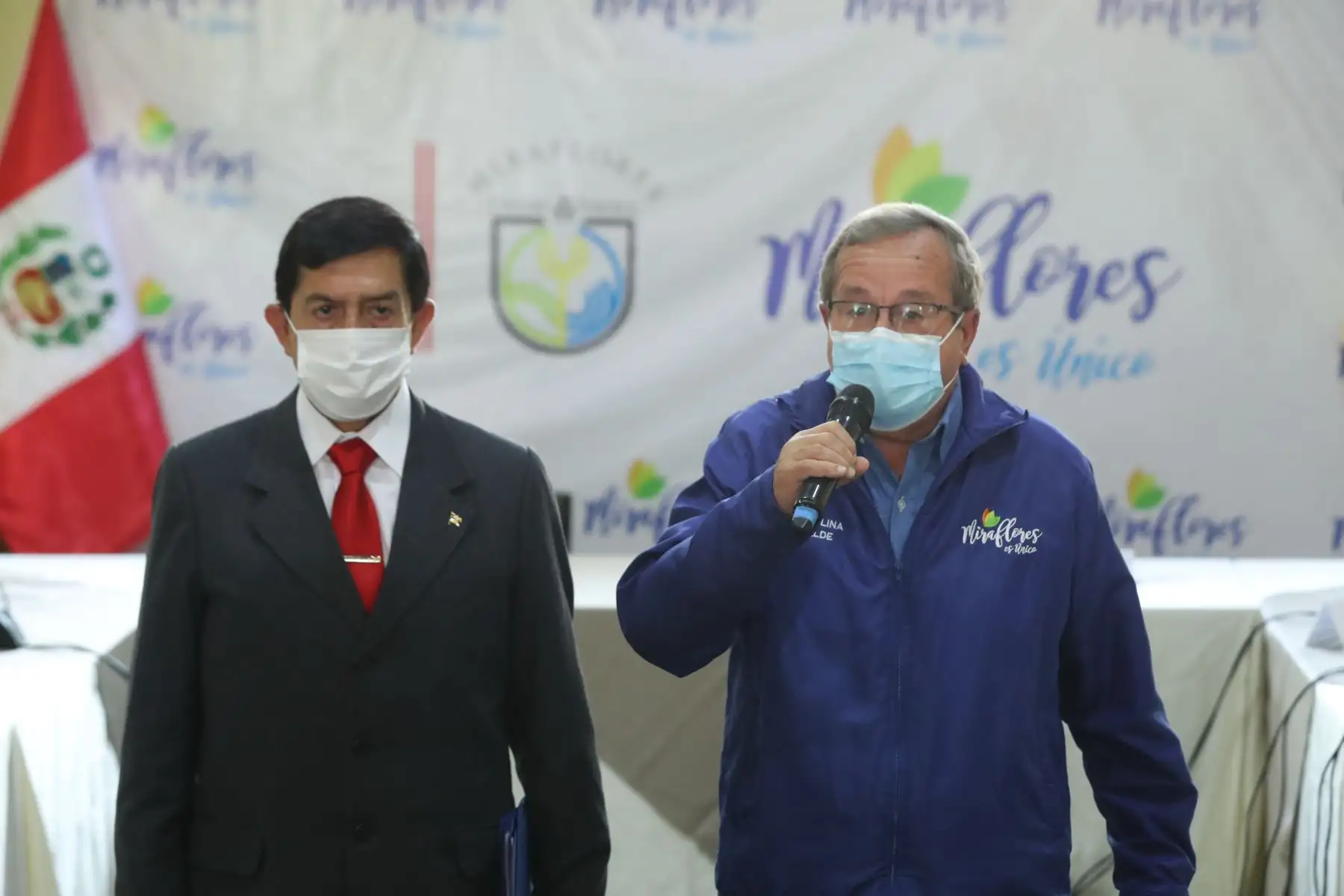 Alcalde de Miraflores, Luis Molina, declara a la prensa, junto al ministro del Interior , Alfonso Chavarry, donde tocaron temas de seguridad ciudadana y el proyecto de ley que prohíbe la circulación de moto lineal con acompañante. Foto: ANDINA/ Carla Patiño