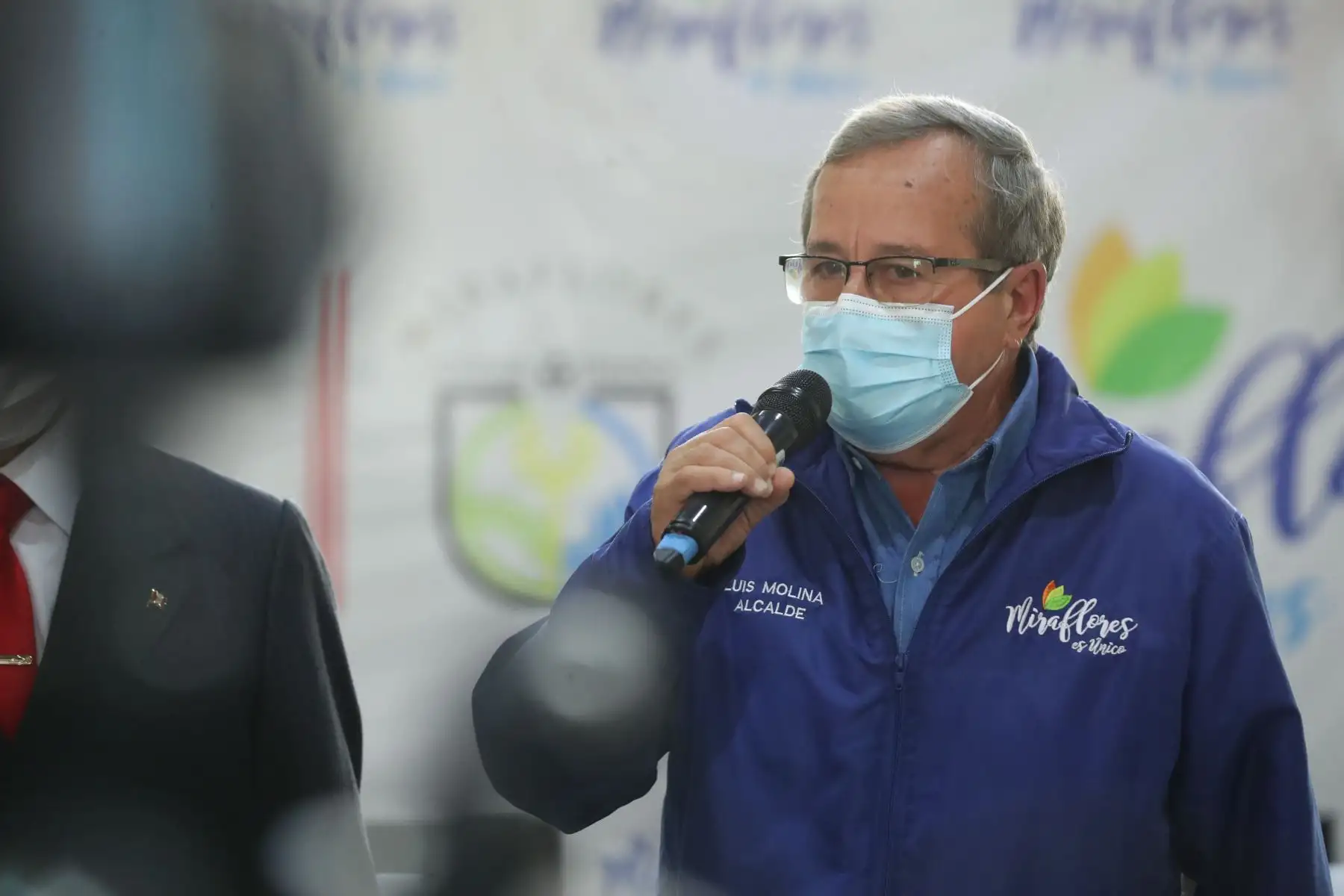 Alcalde de Miraflores, Luis Molina, declara a la prensa, junto al ministro del Interior , Alfonso Chavarry, donde tocaron temas de seguridad ciudadana y el proyecto de ley que prohíbe la circulación de moto lineal con acompañante. Foto: ANDINA/ Carla Patiño