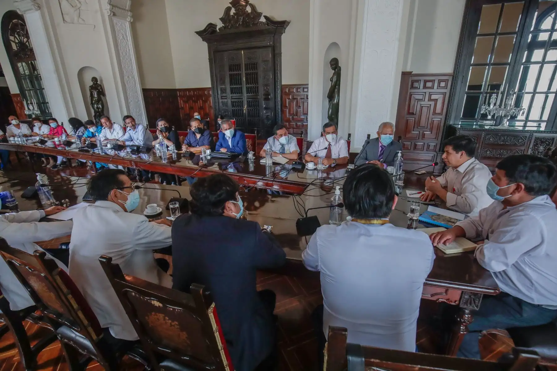 Presidente Pedro Castillo sostiene una reunión de trabajo con representantes médicos de distintas regiones. Foto: ANDINA/Prensa Presidencia