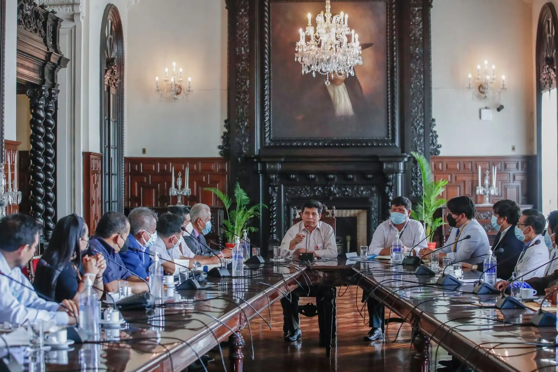 Presidente Pedro Castillo sostiene una reunión de trabajo con representantes médicos de distintas regiones. Foto: ANDINA/Prensa Presidencia