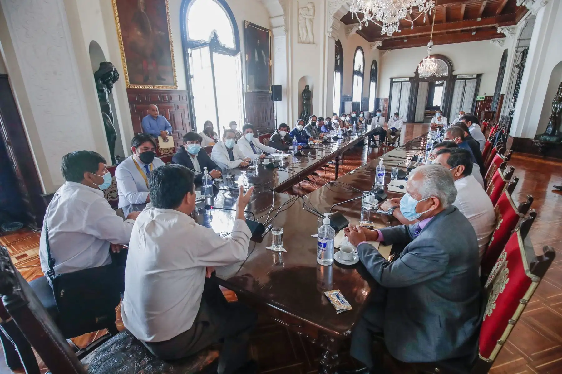 Presidente Pedro Castillo sostiene una reunión de trabajo con representantes médicos de distintas regiones. Foto: ANDINA/Prensa Presidencia