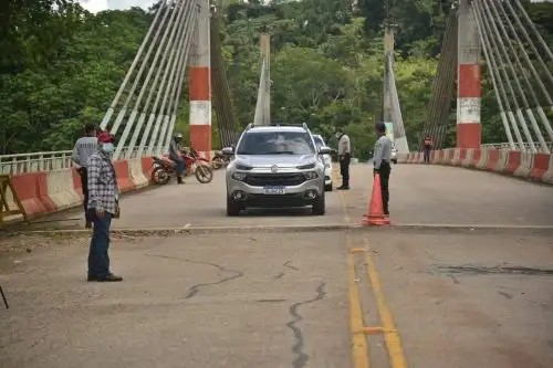 Las autoridades nacionales acudieron hasta el puente Integración, en Iñapari, donde saludaron a sus pares de Brasil, con quienes reafirmaron una vez más los lazos de cordialidad, amistad e intercambio económico..
