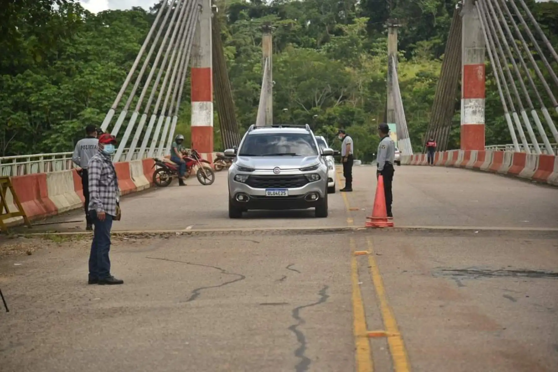 Las autoridades nacionales acudieron hasta el puente Integración, en Iñapari, donde saludaron a sus pares de Brasil, con quienes reafirmaron una vez más los lazos de cordialidad, amistad e intercambio económico..