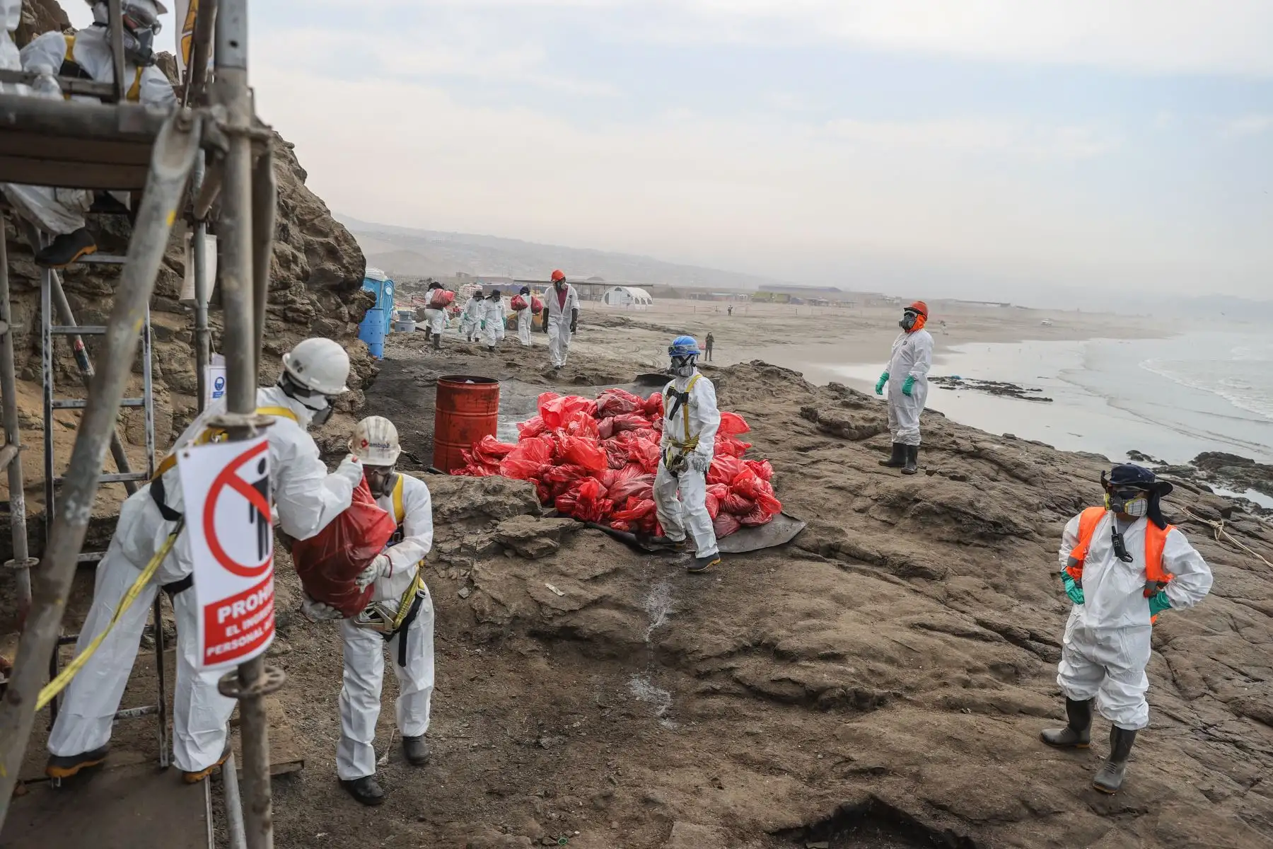 A casi un mes del derrame la Defensoría del Pueblo llevó a cabo una supervisión  en la playa Cavero del distrito de  Ventanilla  con el objetivo de verificar los avances en los procesos de remediación de las zonas afectadas.
Foto: ANDINA/Andrés Valle