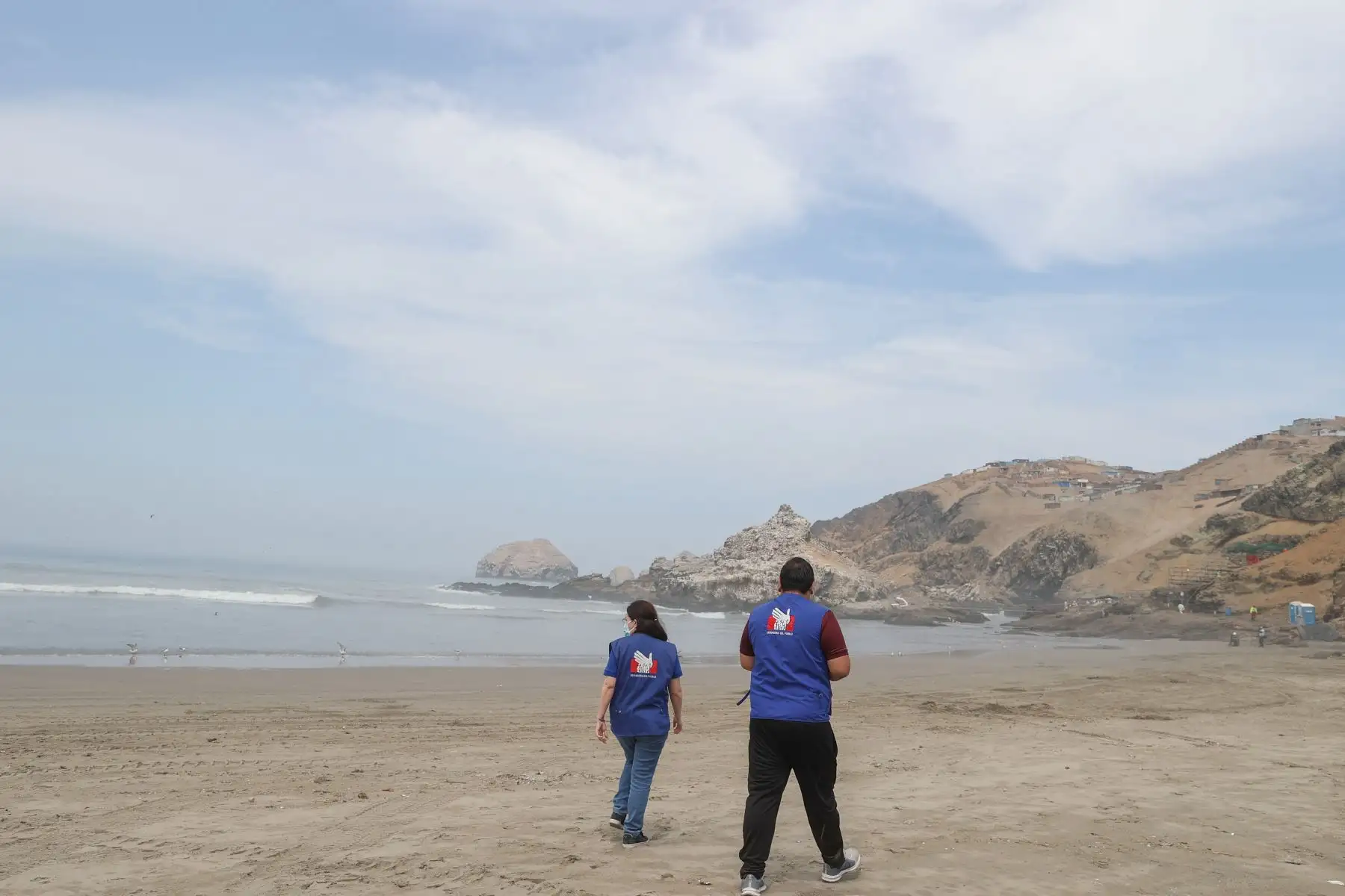 A casi un mes del derrame la Defensoría del Pueblo llevó a cabo una supervisión  en la playa Cavero del distrito de  Ventanilla  con el objetivo de verificar los avances en los procesos de remediación de las zonas afectadas.
Foto: ANDINA/Andrés Valle