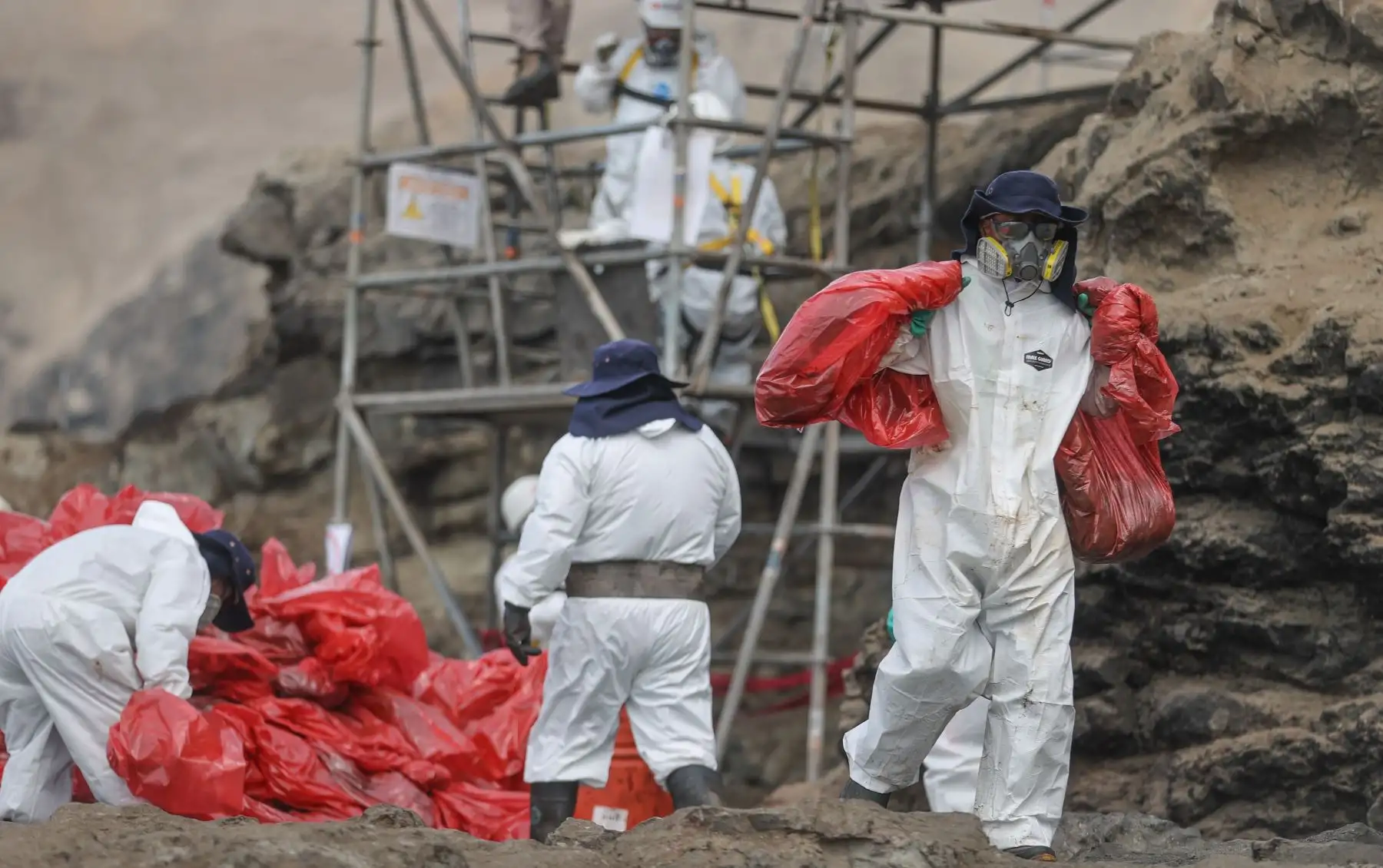 A casi un mes del derrame la Defensoría del Pueblo llevó a cabo una supervisión  en la playa Cavero del distrito de  Ventanilla  con el objetivo de verificar los avances en los procesos de remediación de las zonas afectadas.
Foto: ANDINA/Andrés Valle