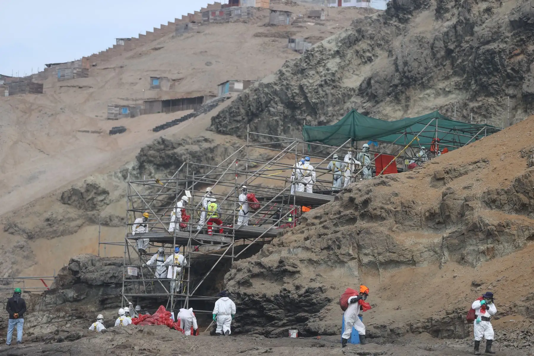 A casi un mes del derrame la Defensoría del Pueblo llevó a cabo una supervisión  en la playa Cavero del distrito de  Ventanilla  con el objetivo de verificar los avances en los procesos de remediación de las zonas afectadas.
Foto: ANDINA/Andrés Valle