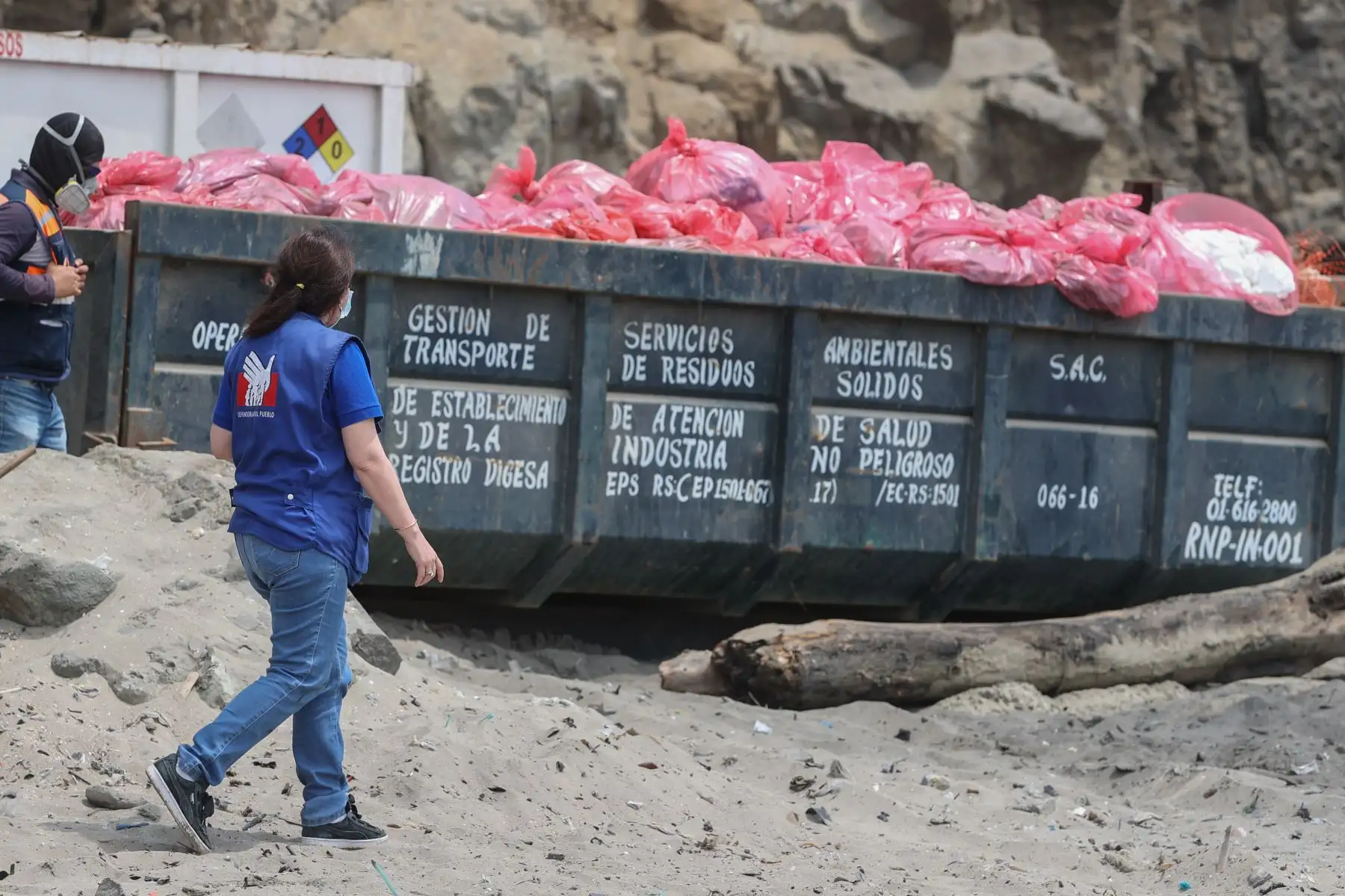 A casi un mes del derrame la Defensoría del Pueblo llevó a cabo una supervisión  en la playa Cavero del distrito de  Ventanilla  con el objetivo de verificar los avances en los procesos de remediación de las zonas afectadas.
Foto: ANDINA/Andrés Valle
