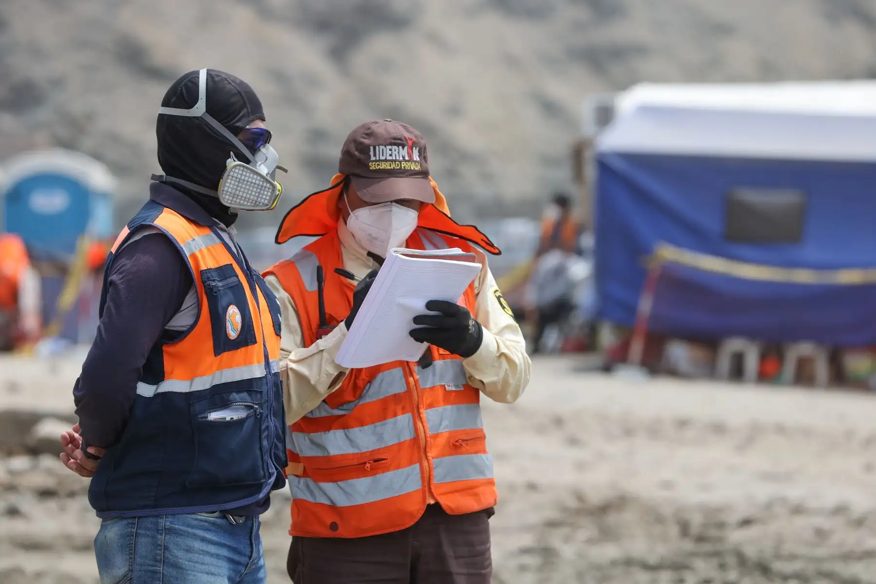 A casi un mes del derrame la Defensoría del Pueblo llevó a cabo una supervisión  en la playa Cavero del distrito de  Ventanilla  con el objetivo de verificar los avances en los procesos de remediación de las zonas afectadas.
Foto: ANDINA/Andrés Valle