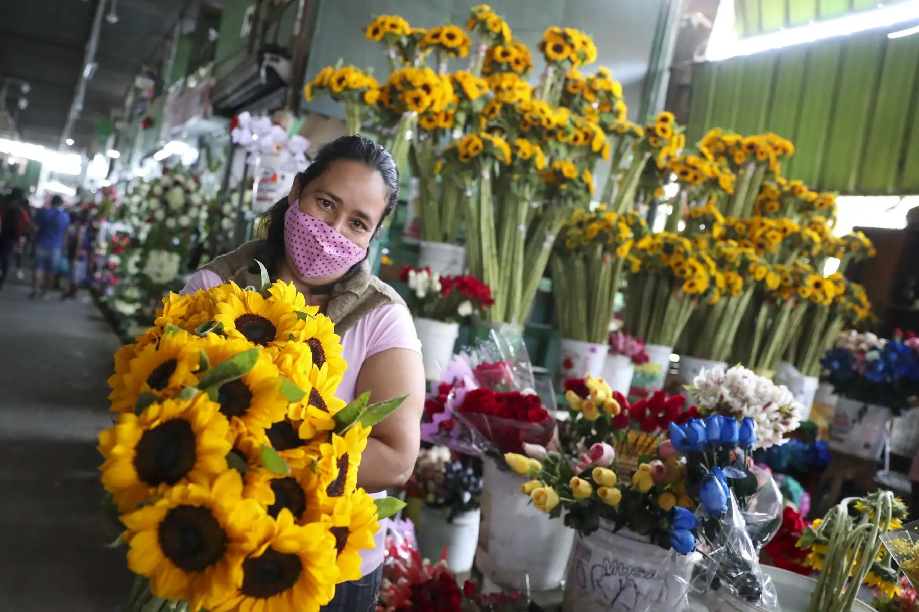 El mercado de Flores ubicado en la zona de Piedra Liza, en el Rímac tuvo gran afluencia del público, quienes compraban arreglos florales, rosas, girasoles o peluches para celebrar el Día del Amor y de la Amistad.
Foto: ANDINA/Carla Patiño Ramírez