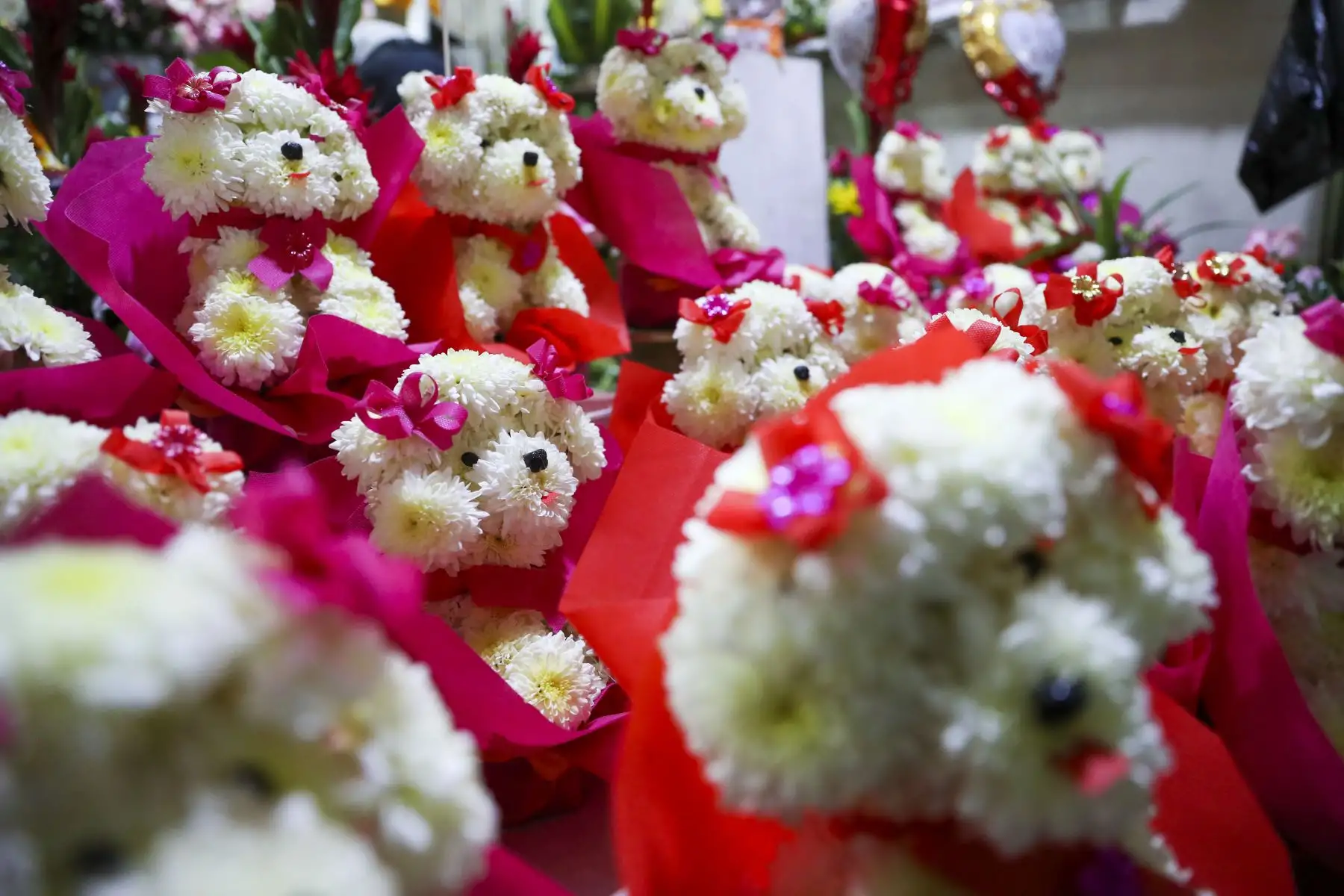 El mercado de Flores ubicado en la zona de Piedra Liza, en el Rímac tuvo gran afluencia del público, quienes compraban arreglos florales, rosas, girasoles o peluches para celebrar el Día del Amor y de la Amistad.
Foto: ANDINA/Carla Patiño Ramírez