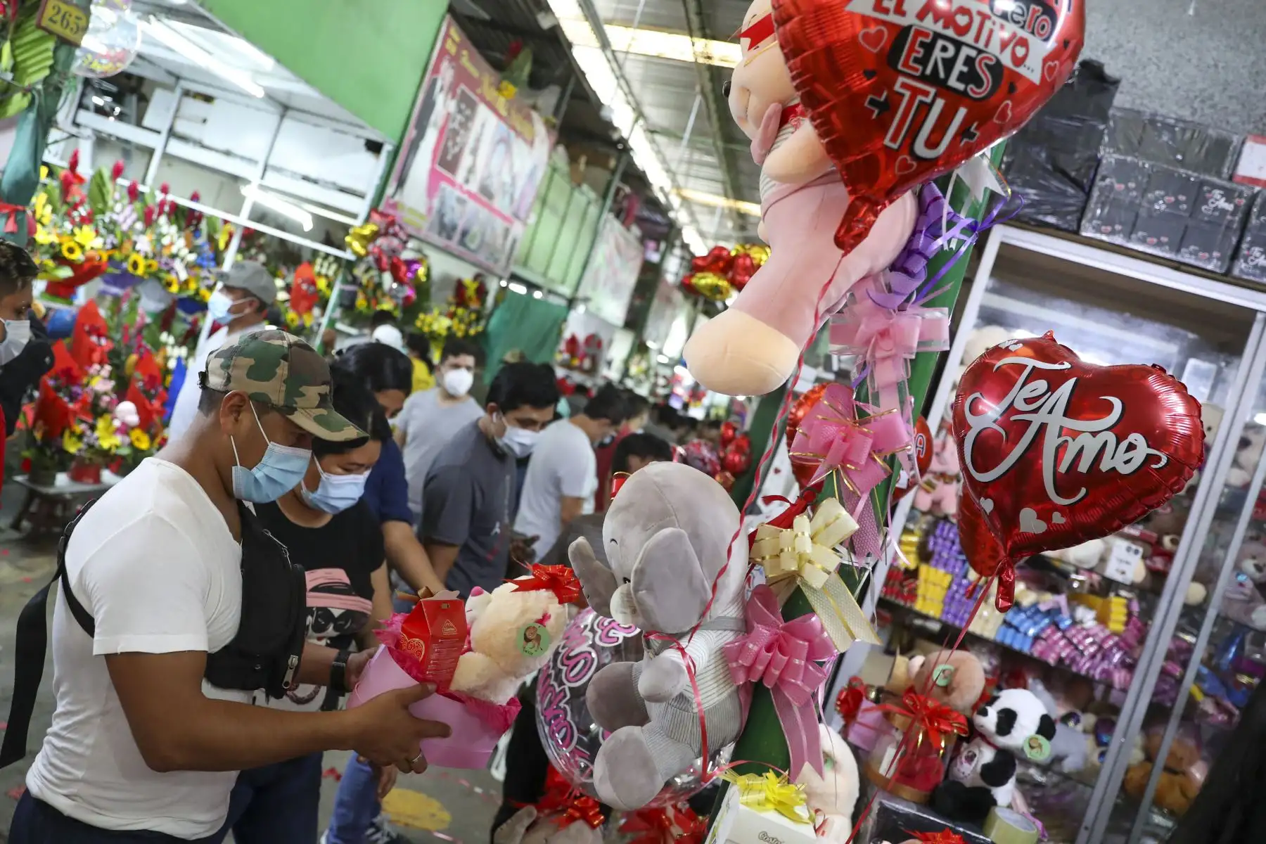 El mercado de Flores ubicado en la zona de Piedra Liza, en el Rímac tuvo gran afluencia del público, quienes compraban arreglos florales, rosas, girasoles o peluches para celebrar el Día del Amor y de la Amistad.
Foto: ANDINA/Carla Patiño Ramírez