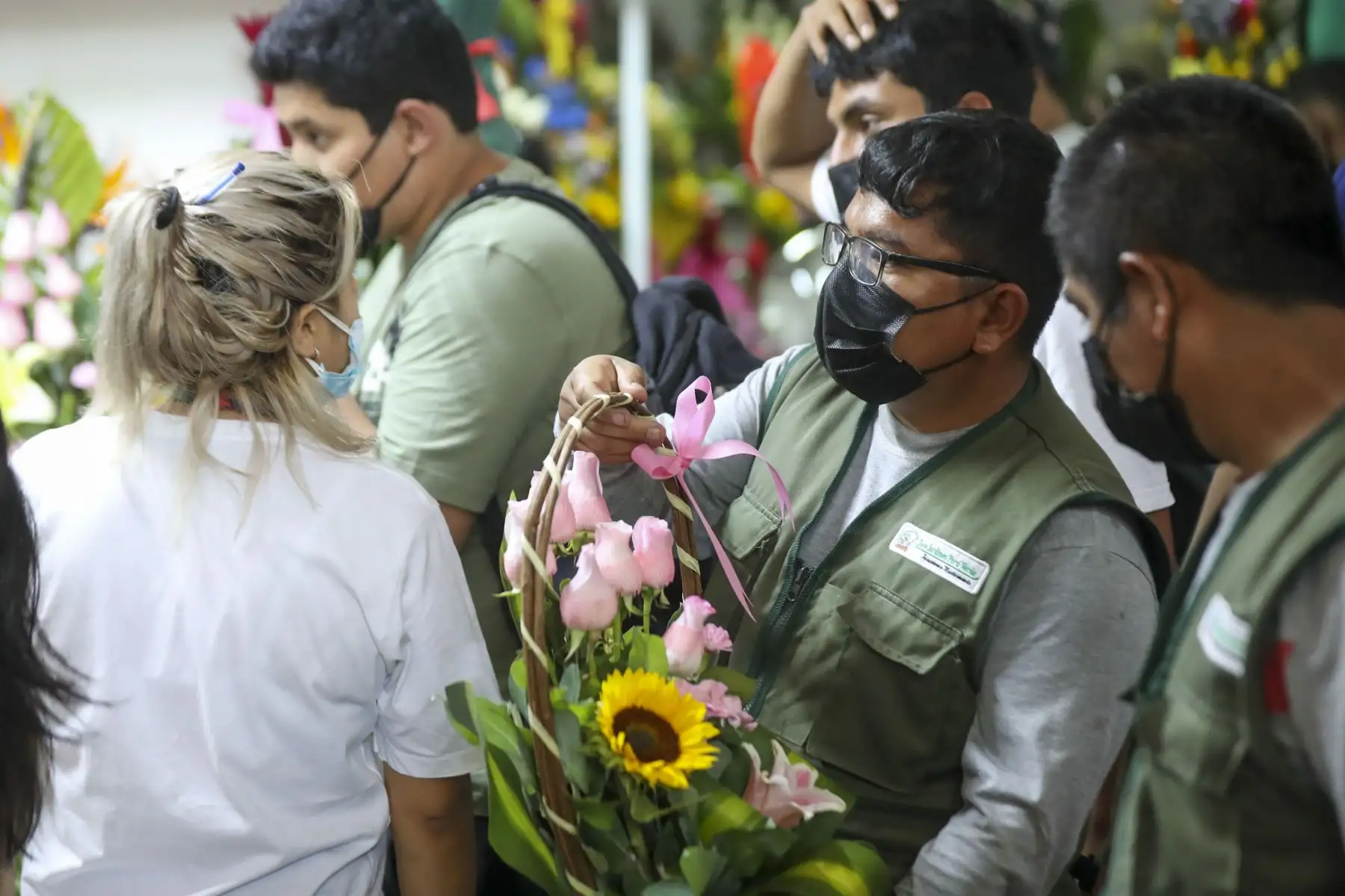 El mercado de Flores ubicado en la zona de Piedra Liza, en el Rímac tuvo gran afluencia del público, quienes compraban arreglos florales, rosas, girasoles o peluches para celebrar el Día del Amor y de la Amistad.
Foto: ANDINA/Carla Patiño Ramírez