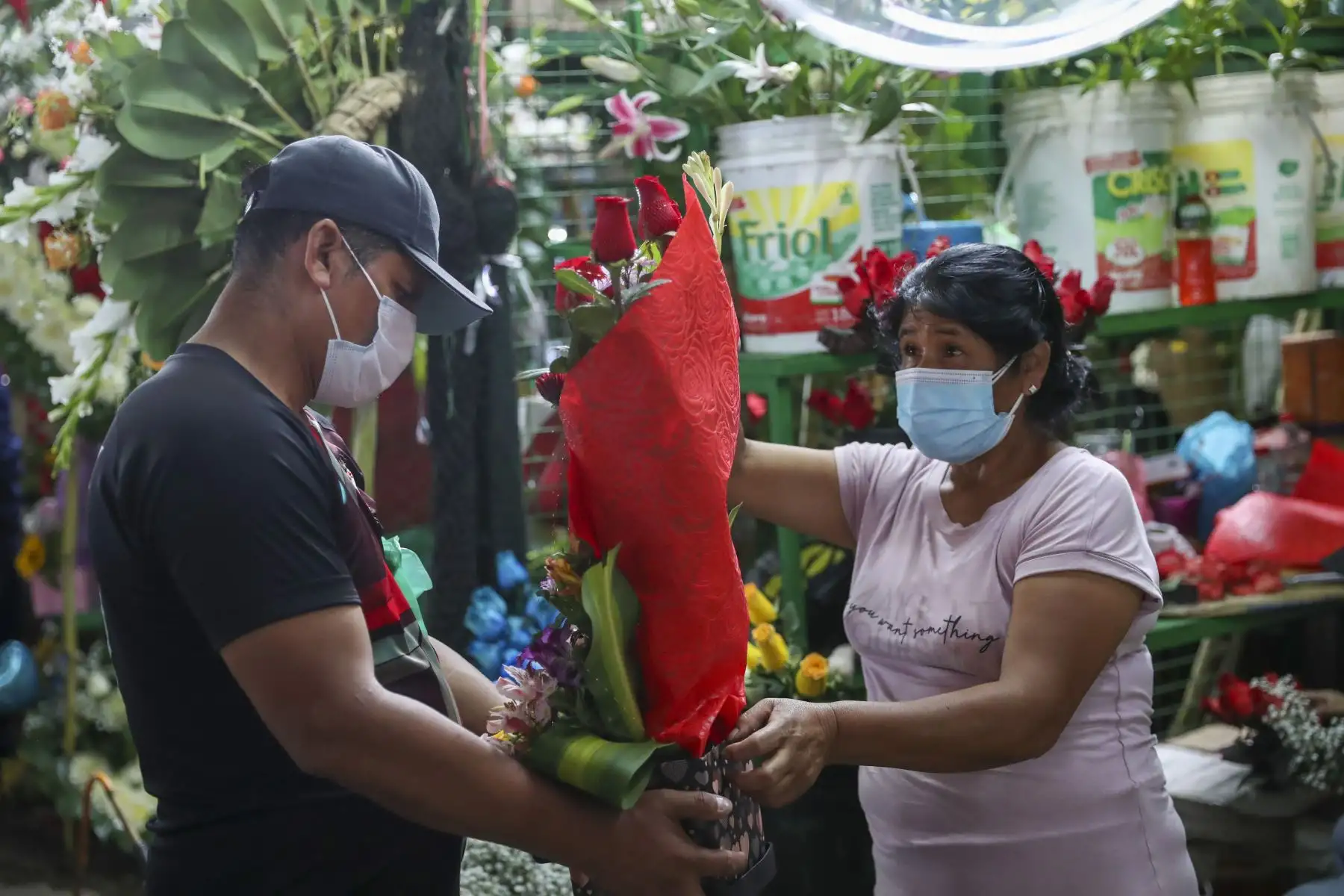El mercado de Flores ubicado en la zona de Piedra Liza, en el Rímac tuvo gran afluencia del público, quienes compraban arreglos florales, rosas, girasoles o peluches para celebrar el Día del Amor y de la Amistad.
Foto: ANDINA/Carla Patiño Ramírez
