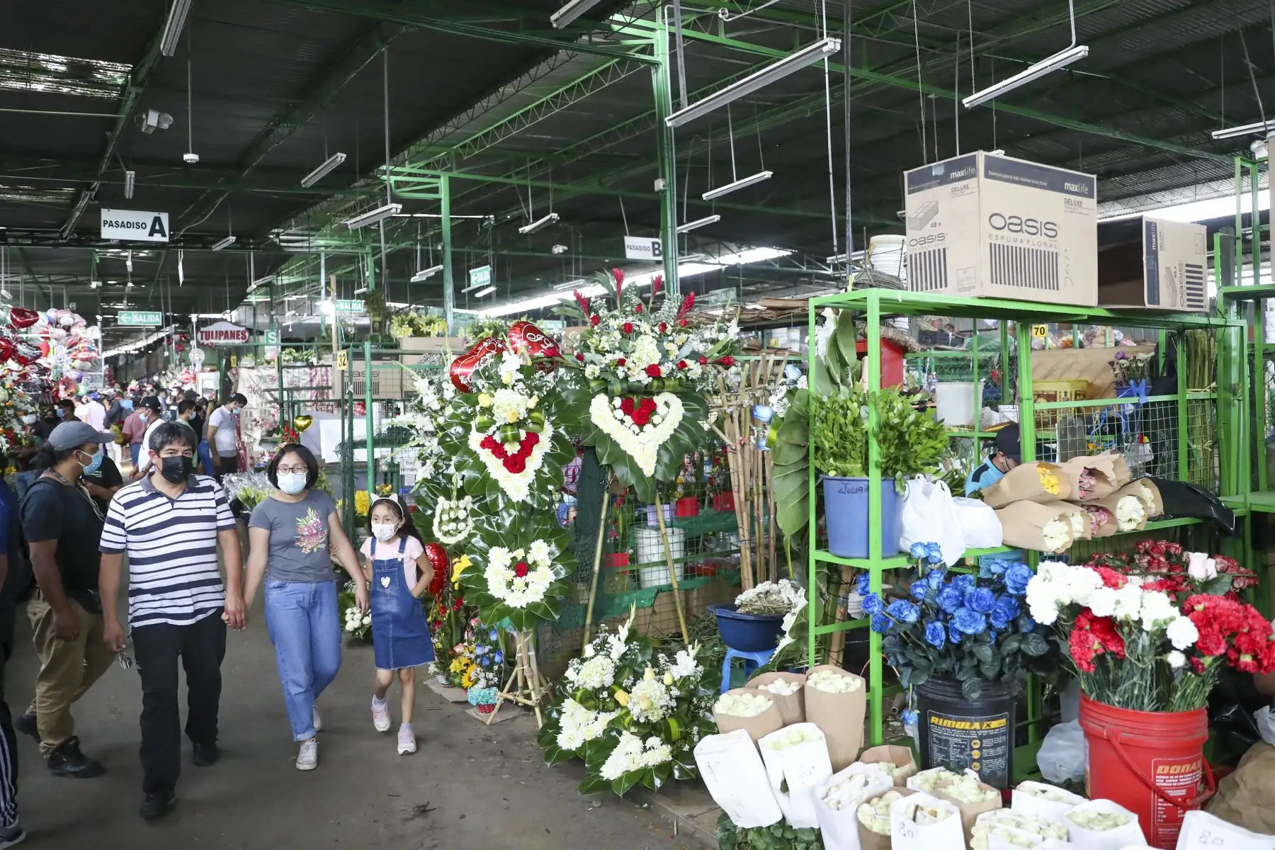 El mercado de Flores ubicado en la zona de Piedra Liza, en el Rímac tuvo gran afluencia del público, quienes compraban arreglos florales, rosas, girasoles o peluches para celebrar el Día del Amor y de la Amistad.
Foto: ANDINA/Carla Patiño Ramírez