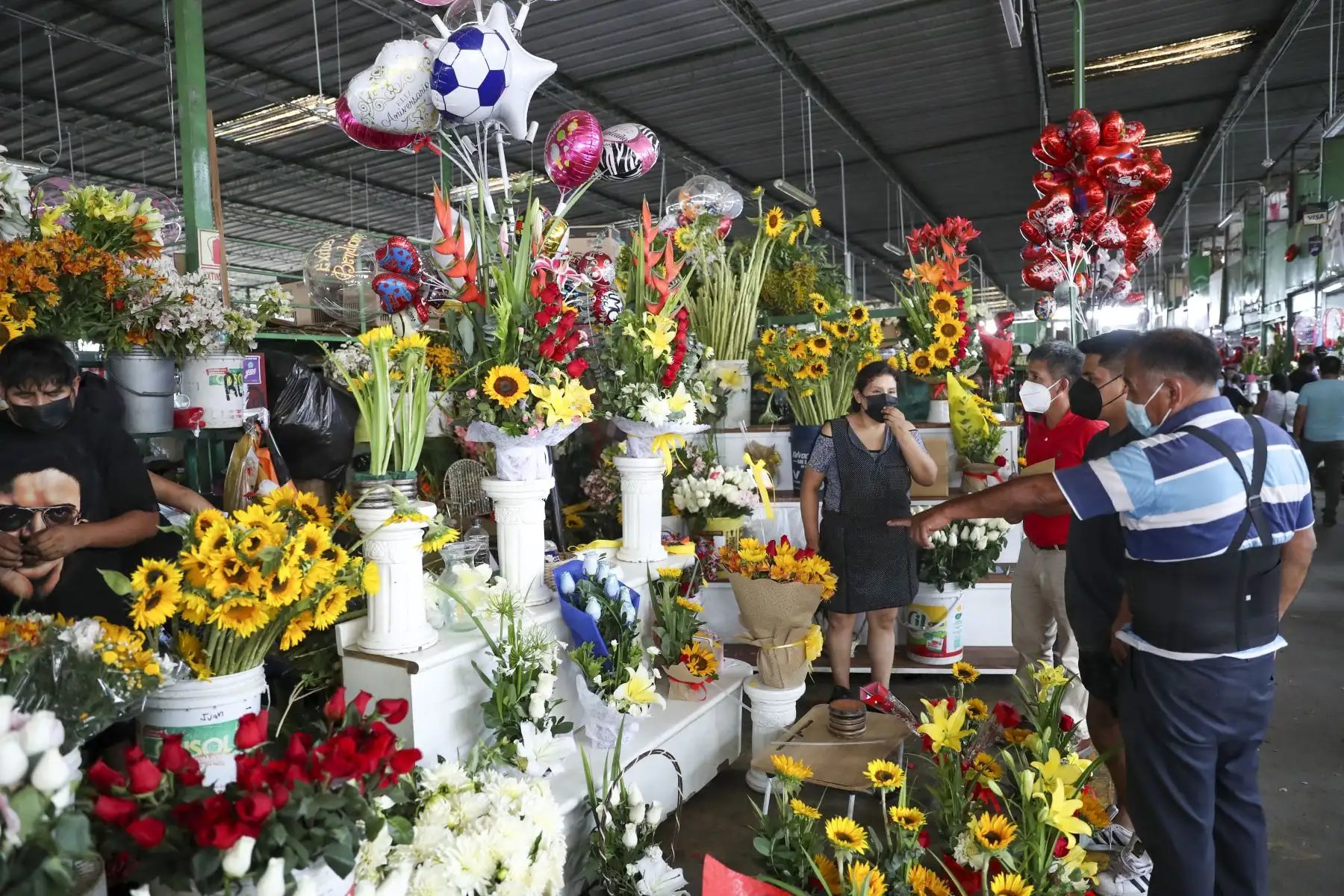 El mercado de Flores ubicado en la zona de Piedra Liza, en el Rímac tuvo gran afluencia del público, quienes compraban arreglos florales, rosas, girasoles o peluches para celebrar el Día del Amor y de la Amistad.
Foto: ANDINA/Carla Patiño Ramírez