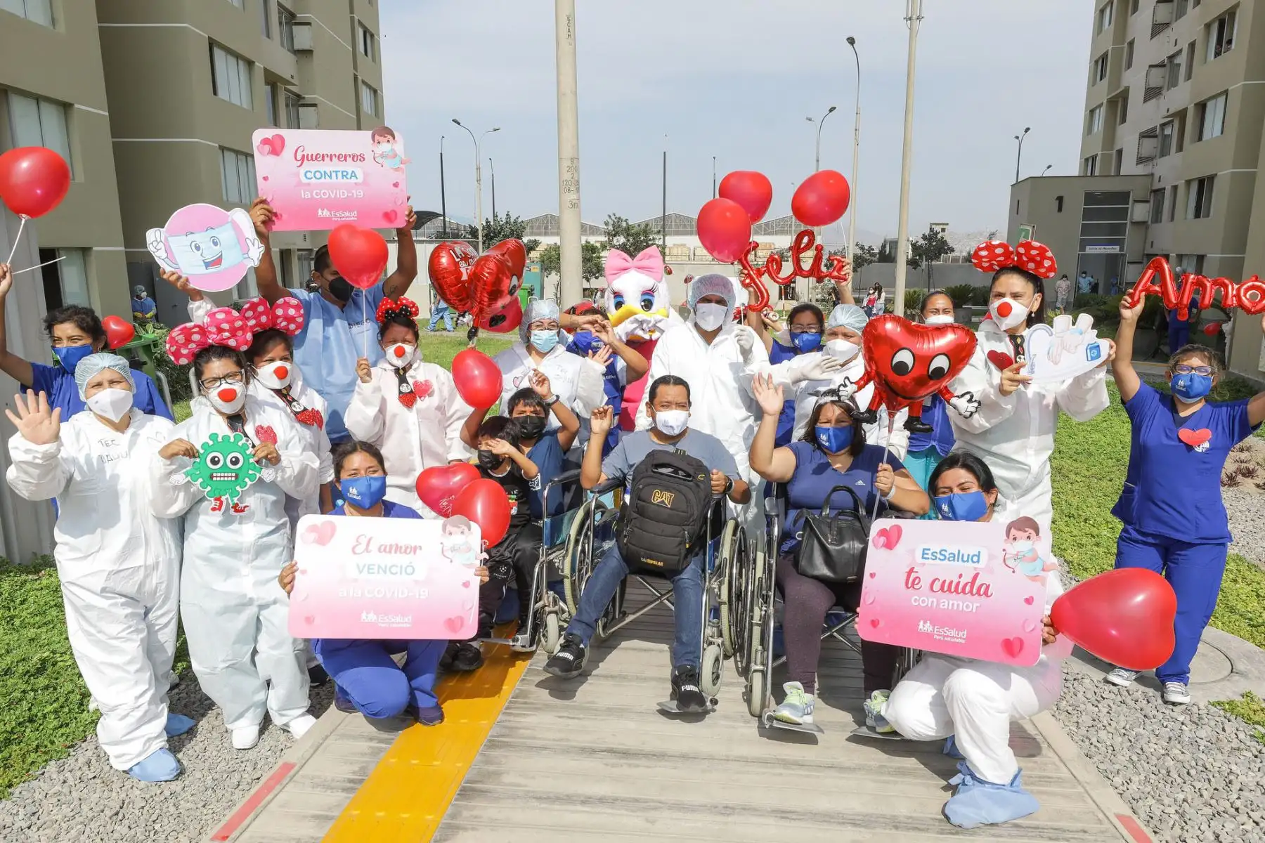 En el marco por el Día de la Amistad y el Amor, pacientes que vencieron al covid - 19 participaron de una actividad festiva con globos, carteles y mensajes de amor  en la Villa Panamericana de EsSalud.
Foto: EsSalud