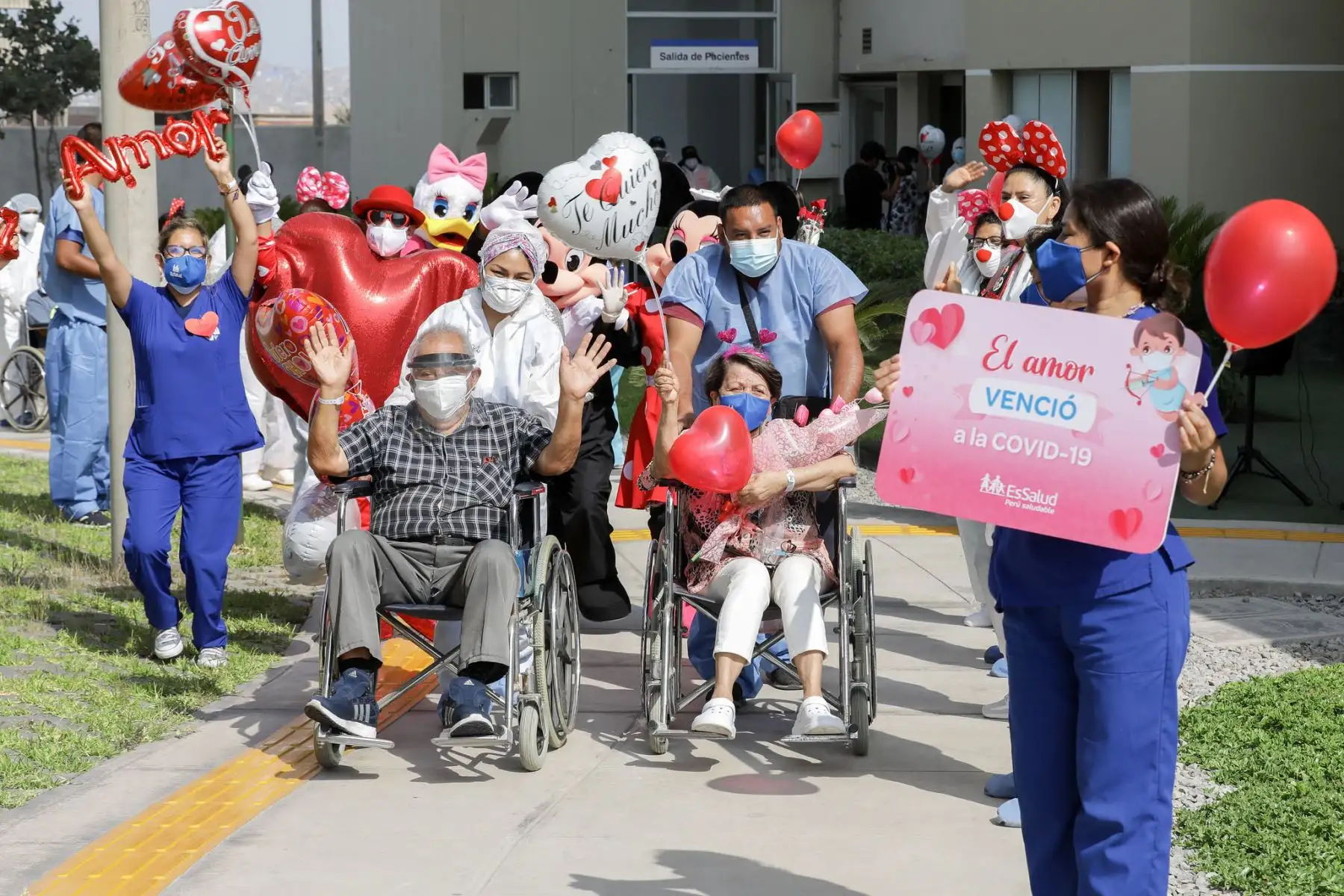 En el marco por el Día de la Amistad y el Amor, pacientes que vencieron al covid - 19 participaron de una actividad festiva con globos, carteles y mensajes de amor  en la Villa Panamericana de EsSalud.
Foto: EsSalud