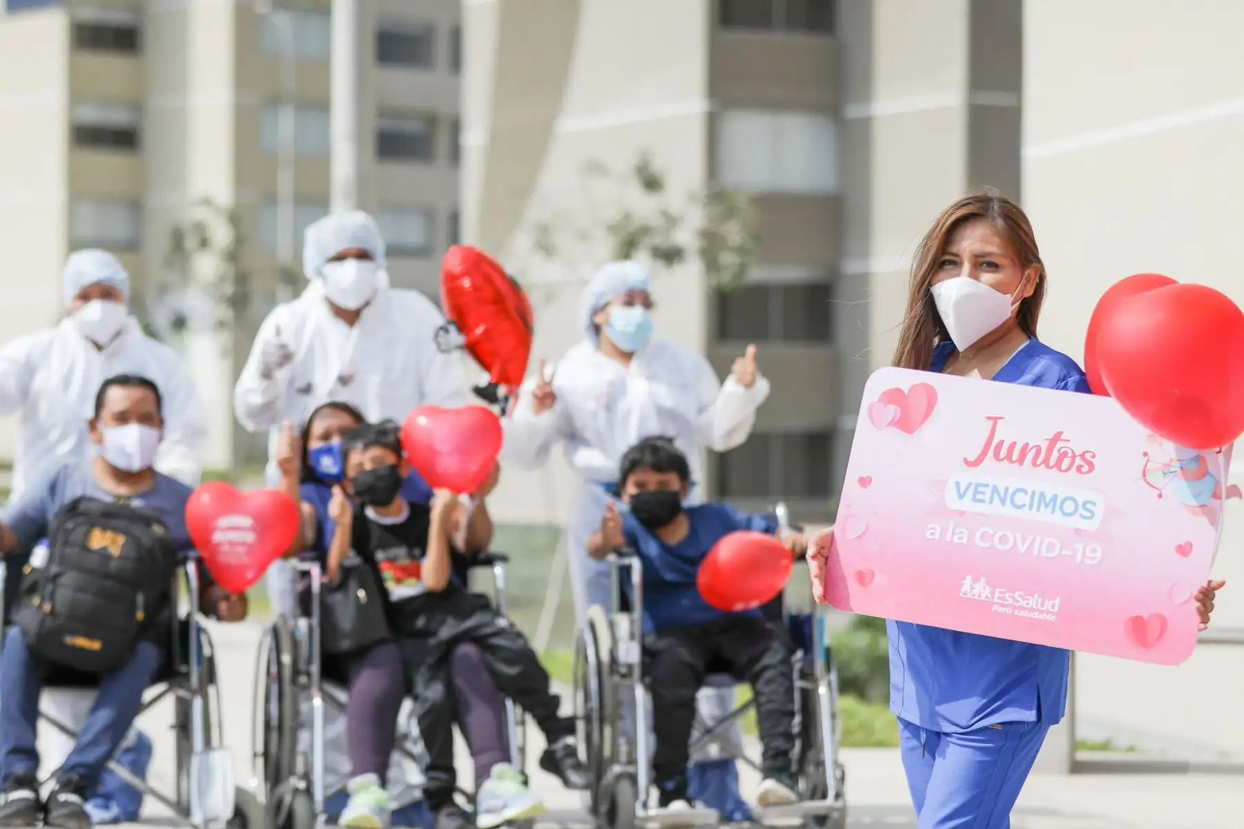 En el marco por el Día de la Amistad y el Amor, pacientes que vencieron al covid - 19 participaron de una actividad festiva con globos, carteles y mensajes de amor  en la Villa Panamericana de EsSalud.
Foto: EsSalud