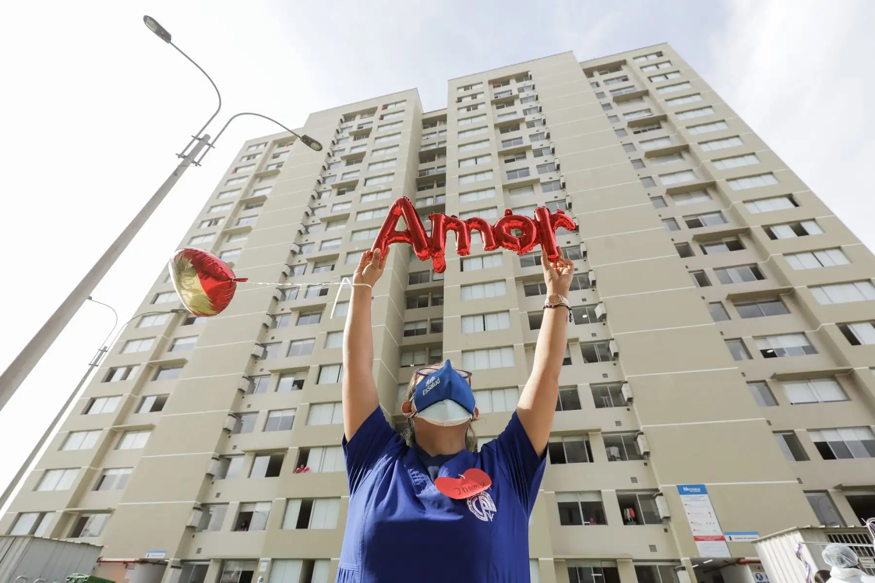 En el marco por el Día de la Amistad y el Amor, pacientes que vencieron al covid - 19 participaron de una actividad festiva con globos, carteles y mensajes de amor  en la Villa Panamericana de EsSalud.
Foto: EsSalud