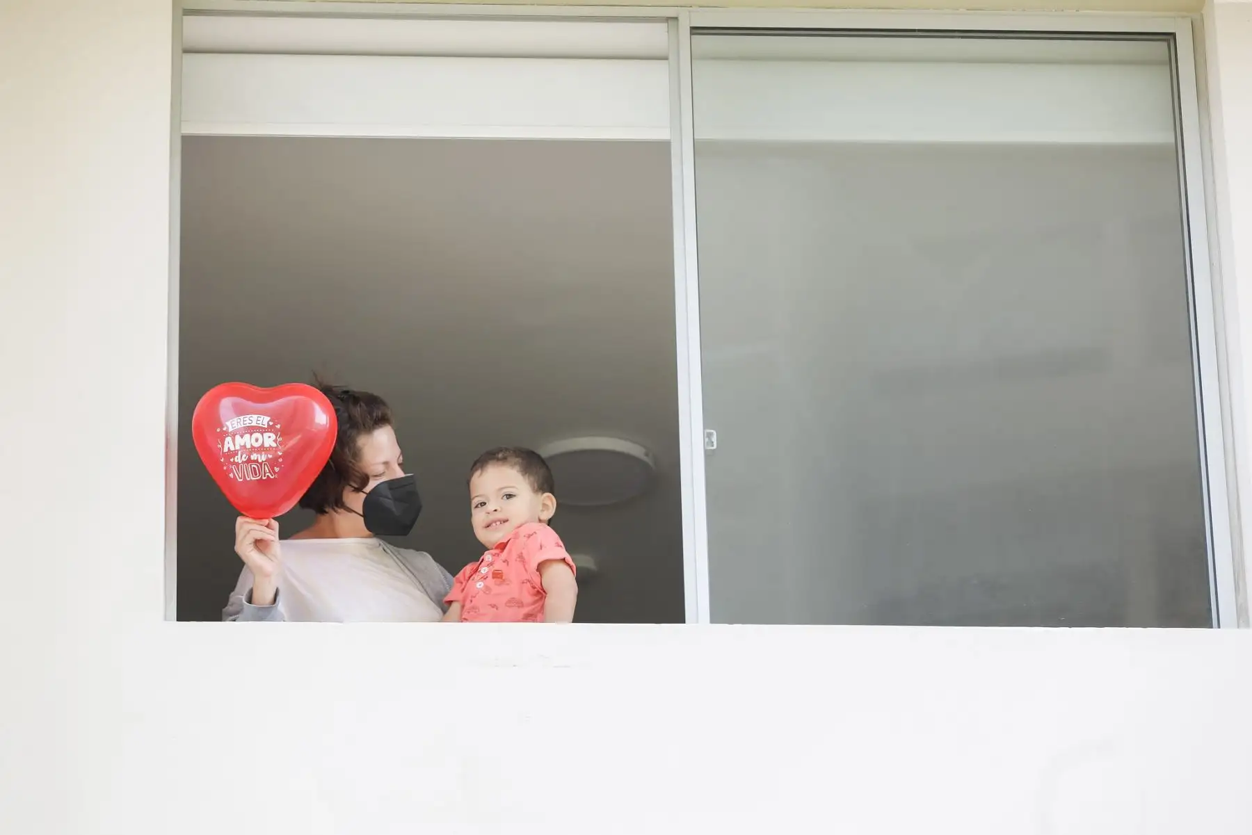 En el marco por el Día de la Amistad y el Amor, pacientes que vencieron al covid - 19 participaron de una actividad festiva con globos, carteles y mensajes de amor  en la Villa Panamericana de EsSalud.
Foto: EsSalud