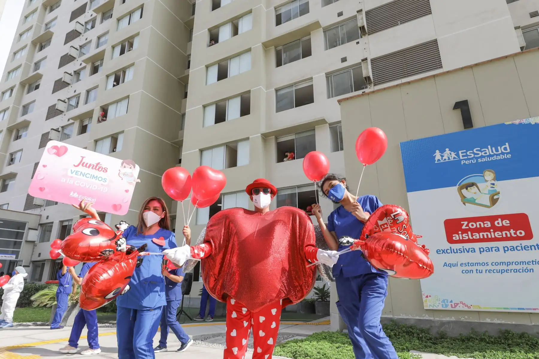 En el marco por el Día de la Amistad y el Amor, pacientes que vencieron al covid - 19 participaron de una actividad festiva con globos, carteles y mensajes de amor  en la Villa Panamericana de EsSalud.
Foto: EsSalud