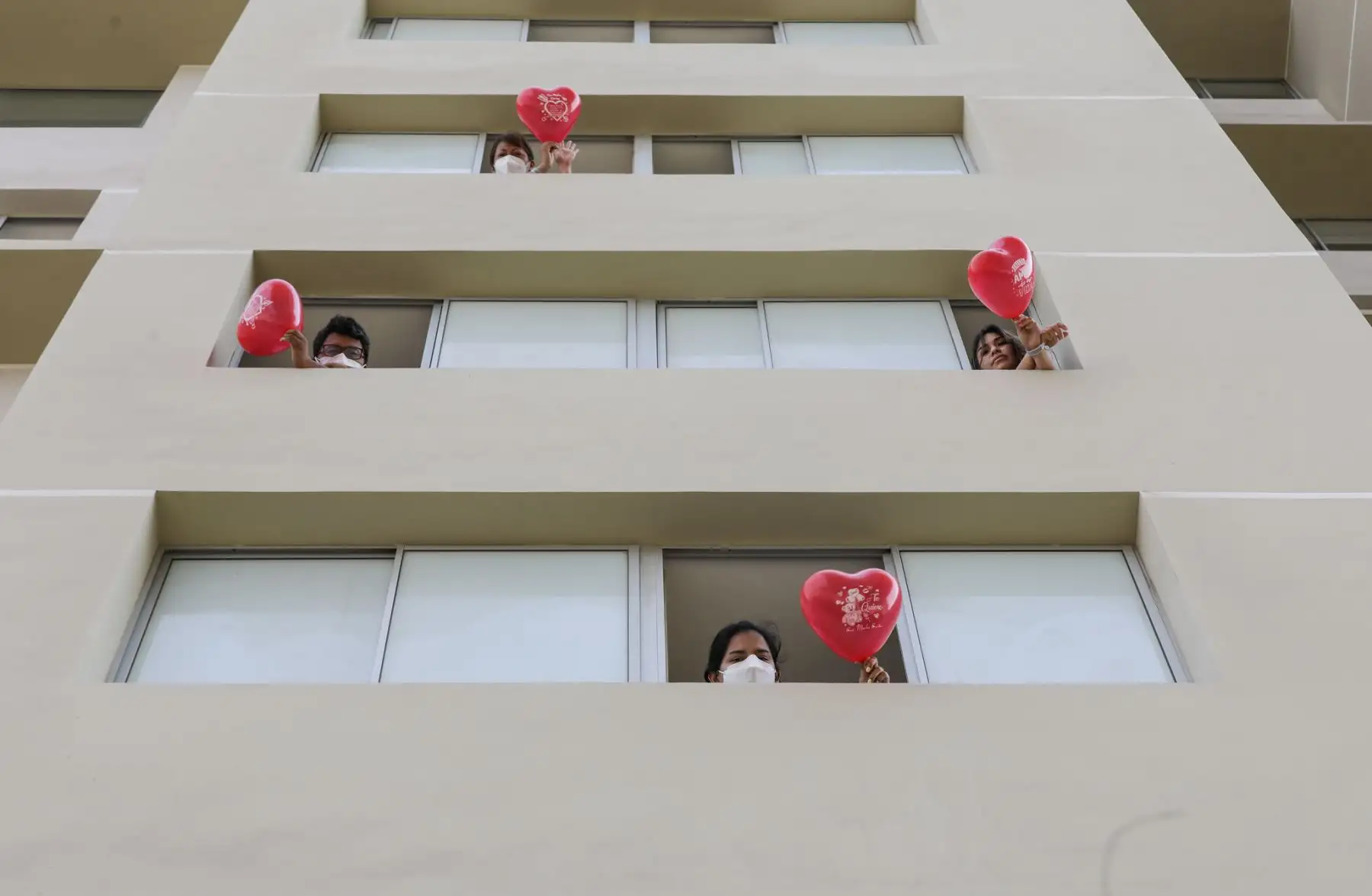 En el marco por el Día de la Amistad y el Amor, pacientes que vencieron al covid - 19 participaron de una actividad festiva con globos, carteles y mensajes de amor  en la Villa Panamericana de EsSalud.
Foto: EsSalud