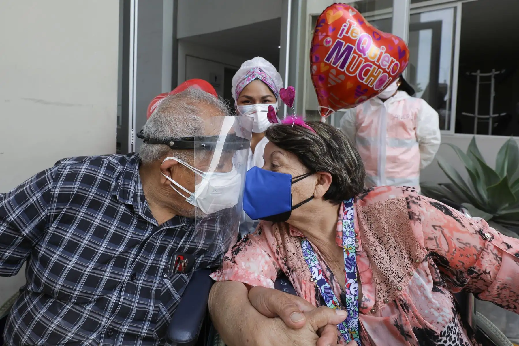 Una pareja de esposos con más de 40 años de casados y con siete hijos fueron considerados la pareja emblemática de la Villa Panamericana del Seguro Social de EsSalud tras vencer juntos al covid-19 y ser dados de alta en buen estado de salud.
Foto: EsSalud