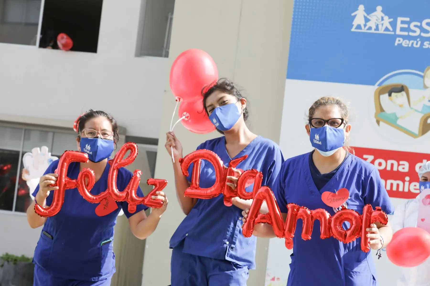 En el marco por el Día de la Amistad y el Amor, pacientes que vencieron al covid - 19 participaron de una actividad festiva con globos, carteles y mensajes de amor  en la Villa Panamericana de EsSalud.
Foto: EsSalud
