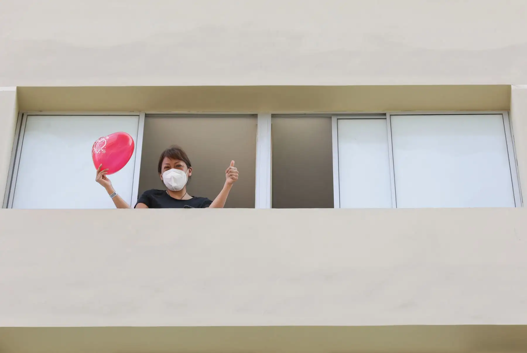 En el marco por el Día de la Amistad y el Amor, pacientes que vencieron al covid - 19 participaron de una actividad festiva con globos, carteles y mensajes de amor  en la Villa Panamericana de EsSalud.
Foto: EsSalud