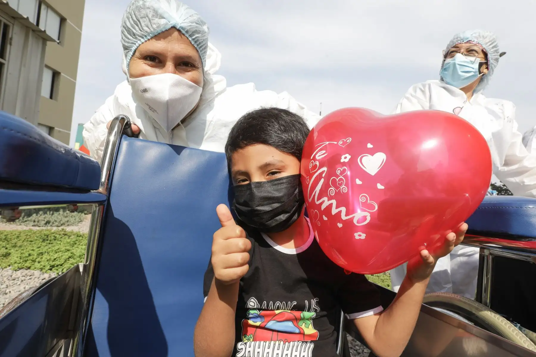 En el marco por el Día de la Amistad y el Amor, pacientes que vencieron al covid - 19 participaron de una actividad festiva con globos, carteles y mensajes de amor  en la Villa Panamericana de EsSalud.
Foto: EsSalud