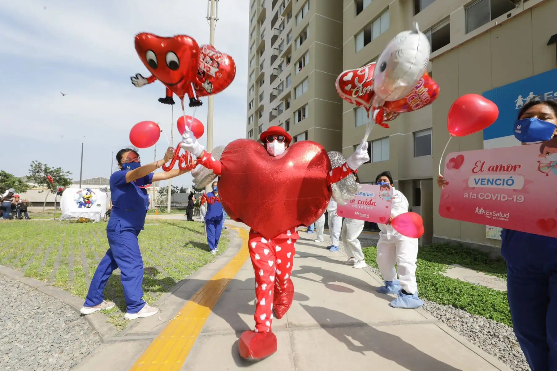 En el marco por el Día de la Amistad y el Amor, pacientes que vencieron al covid - 19 participaron de una actividad festiva con globos, carteles y mensajes de amor  en la Villa Panamericana de EsSalud.
Foto: EsSalud