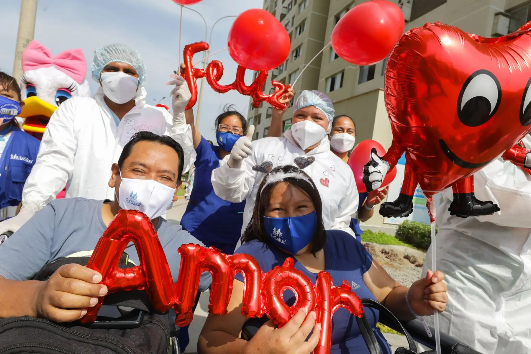 En el marco por el Día de la Amistad y el Amor, pacientes que vencieron al covid - 19 participaron de una actividad festiva con globos, carteles y mensajes de amor  en la Villa Panamericana de EsSalud.
Foto: EsSalud