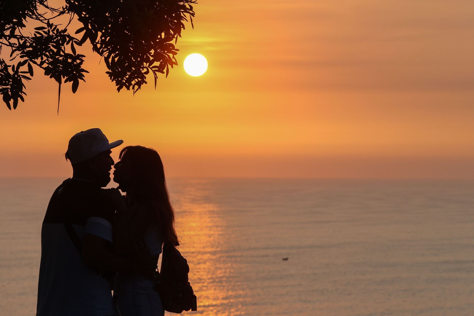 Pareja de enamorados en Lima frente al mar. ANDINA/Andrés Valle